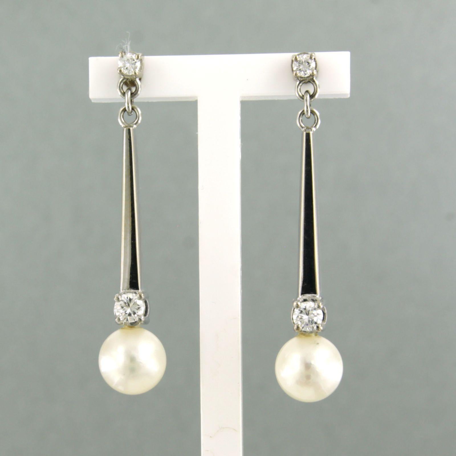18k white gold earrings set with pearl and brilliant cut diamond up to 0.40ct – F/G – VS/SI

Detailed description:

The size of the earring is 3.9 cm long by 7.7 mm wide

Total weight 6.2 grams

set with

- 2 x 7.8 mm freshwater pearl

color: