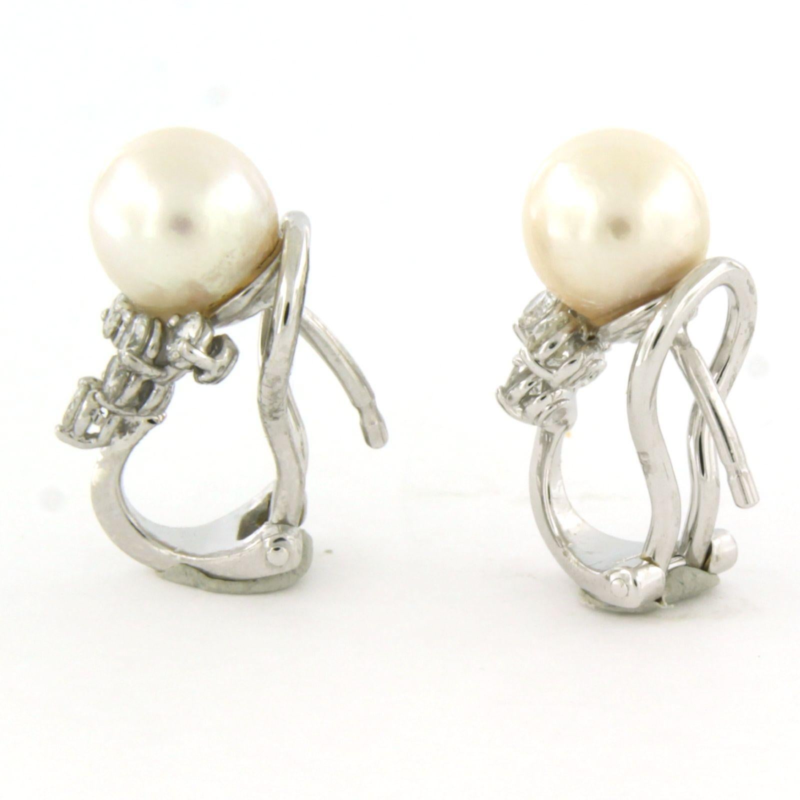 Pendientes de clip de oro blanco de 18k engastados con perlas y diamantes talla brillante, con un total aproximado de 0,50 ct - F/G - VS/SI

Descripción detallada:

Los pendientes de clip miden 1,8 cm de alto y 9,7 mm de ancho.

Peso total: 5,1