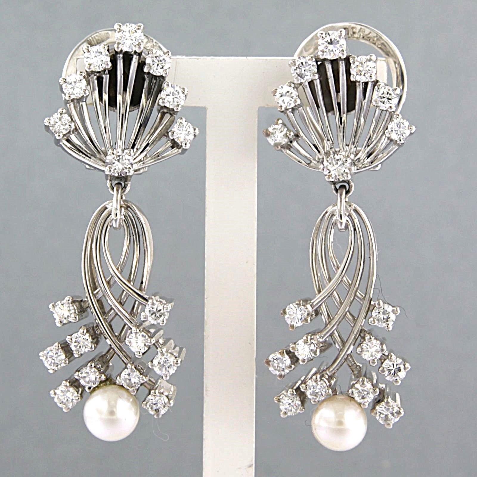 18k white gold earrings set with pearl and brilliant cut diamond up to 1.20ct – F/G – VS/SI

Detailed description:

The size of the earrings is 4.0 cm long by 1.4 cm wide

Total weight 15.6 grams

set with

- 2 x 5.2 mm freshwater pearl

colour: