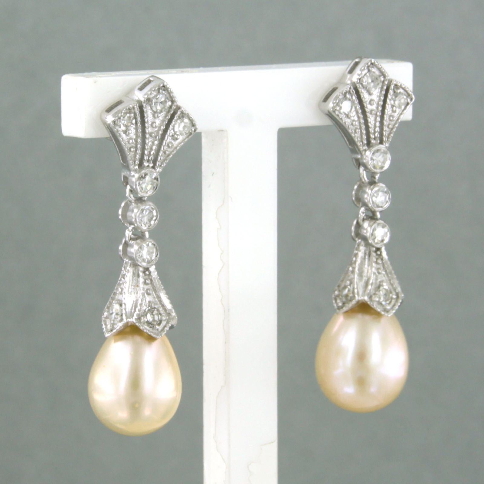 Boucles d'oreilles en or blanc 14k serties d'une perle et de diamants taille unique jusqu'à 0,34ct - F/G - VS/SI

description détaillée :

la taille des boucles d'oreilles est de 3,0 cm de long par 7,3 mm de large

poids 4,3 grammes

set avec

- 2 x