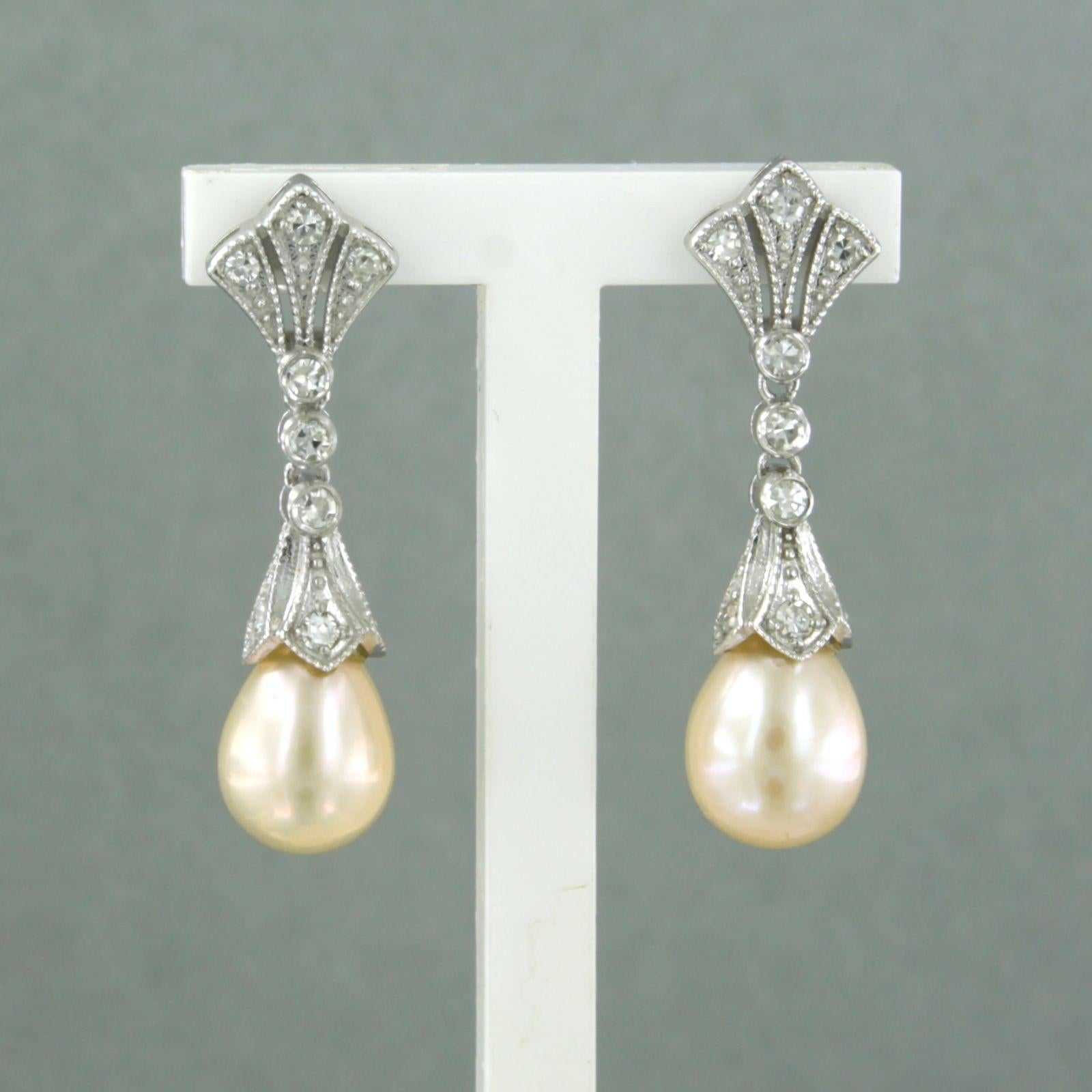 Moderne Boucles d'oreilles en or blanc 14 carats avec perles et diamants taille unique jusqu'à 0,34 carat en vente