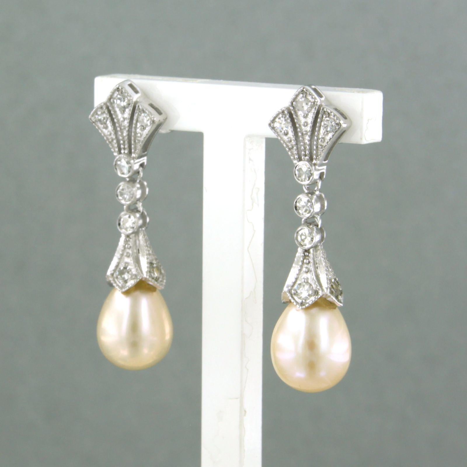 Boucles d'oreilles en or blanc 14 carats avec perles et diamants taille unique jusqu'à 0,34 carat Neuf - En vente à The Hague, ZH
