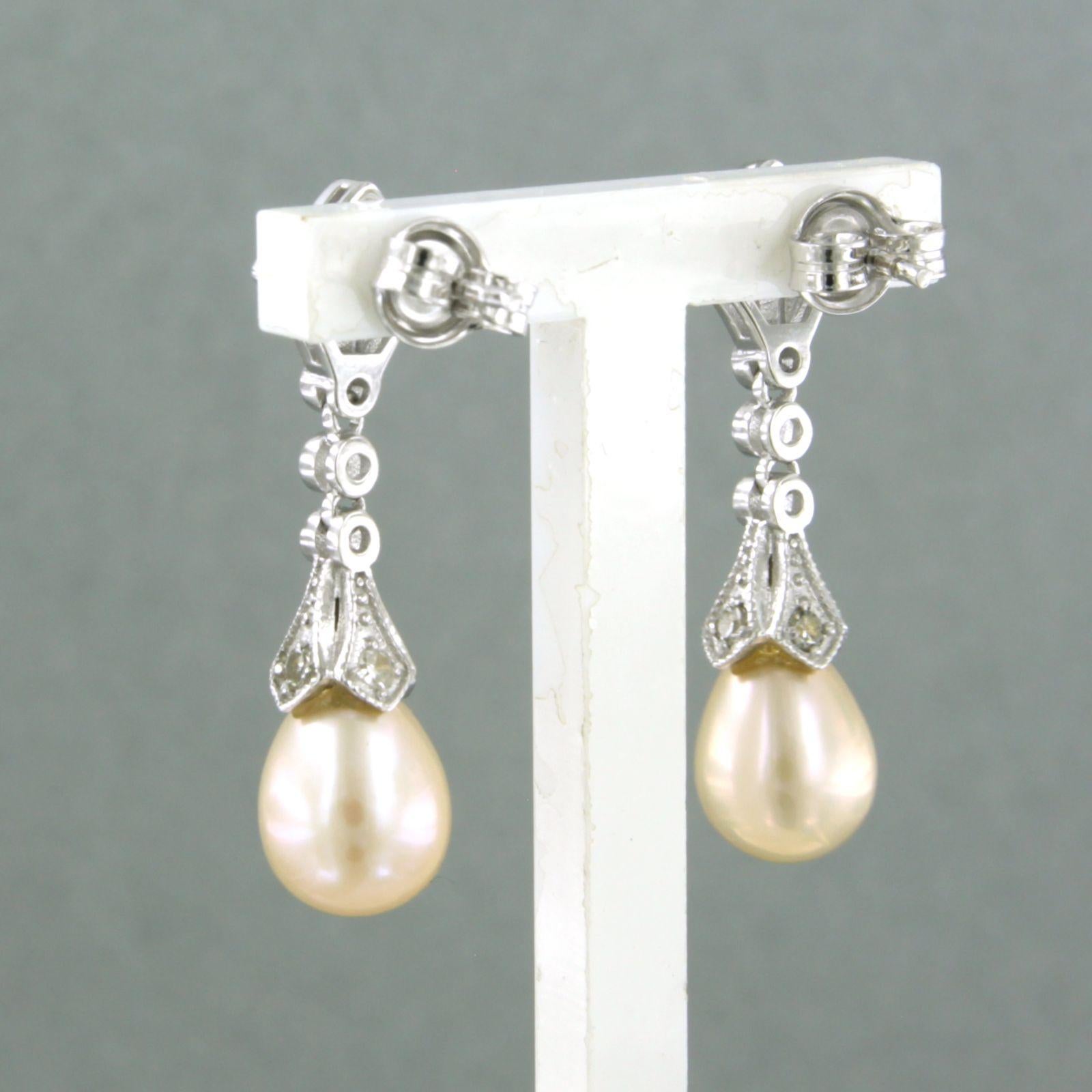 Boucles d'oreilles en or blanc 14 carats avec perles et diamants taille unique jusqu'à 0,34 carat en vente 1
