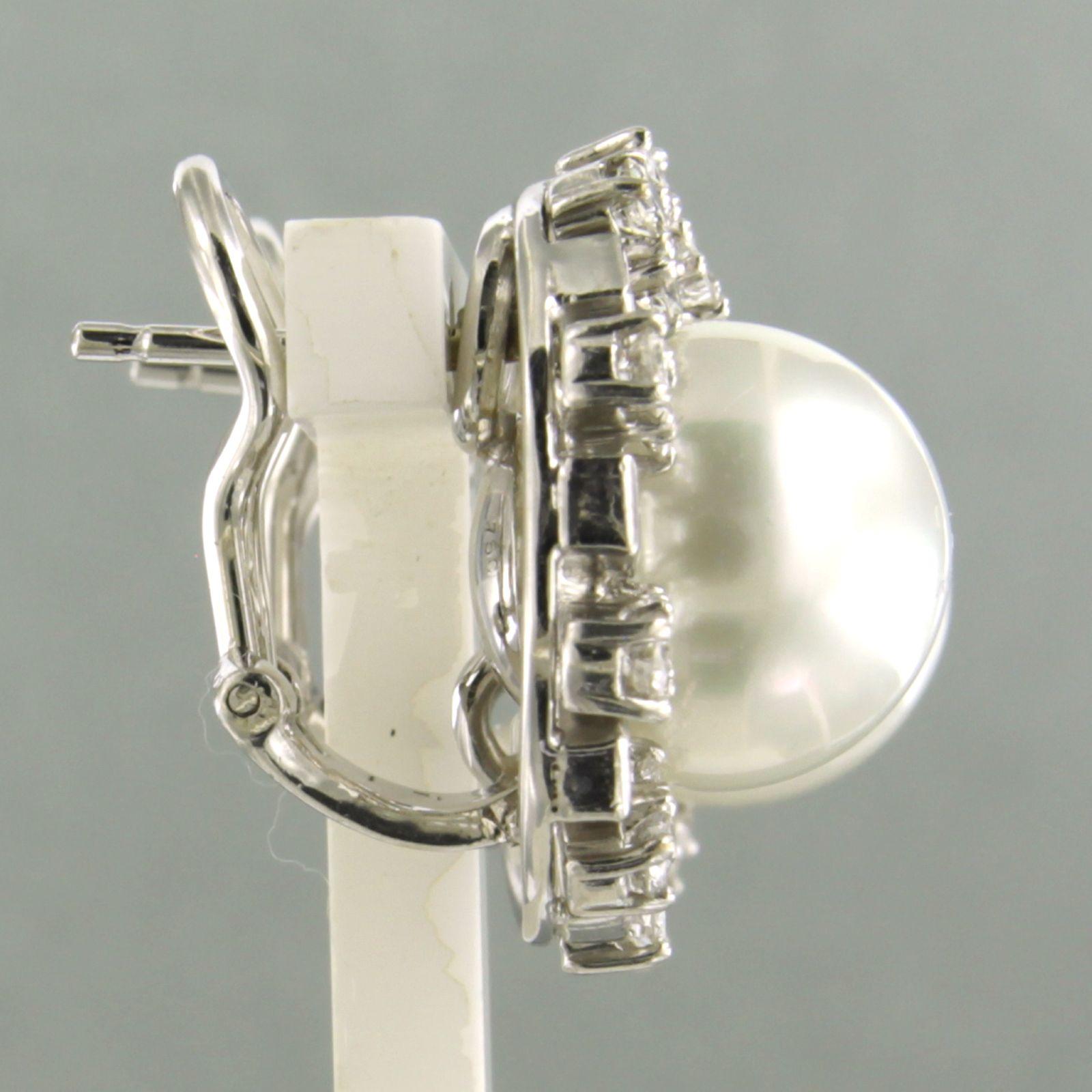18k white gold clip earrings set with pearl, baguette and brilliant cut diamond up to 2.40ctct – F/G - VS/SI

Detailed description:

the size of the clip earrings is 2.1 cm high by 1.7 cm wide

Total weight 16.4 grams

set with

- 2 x 1.2 cm