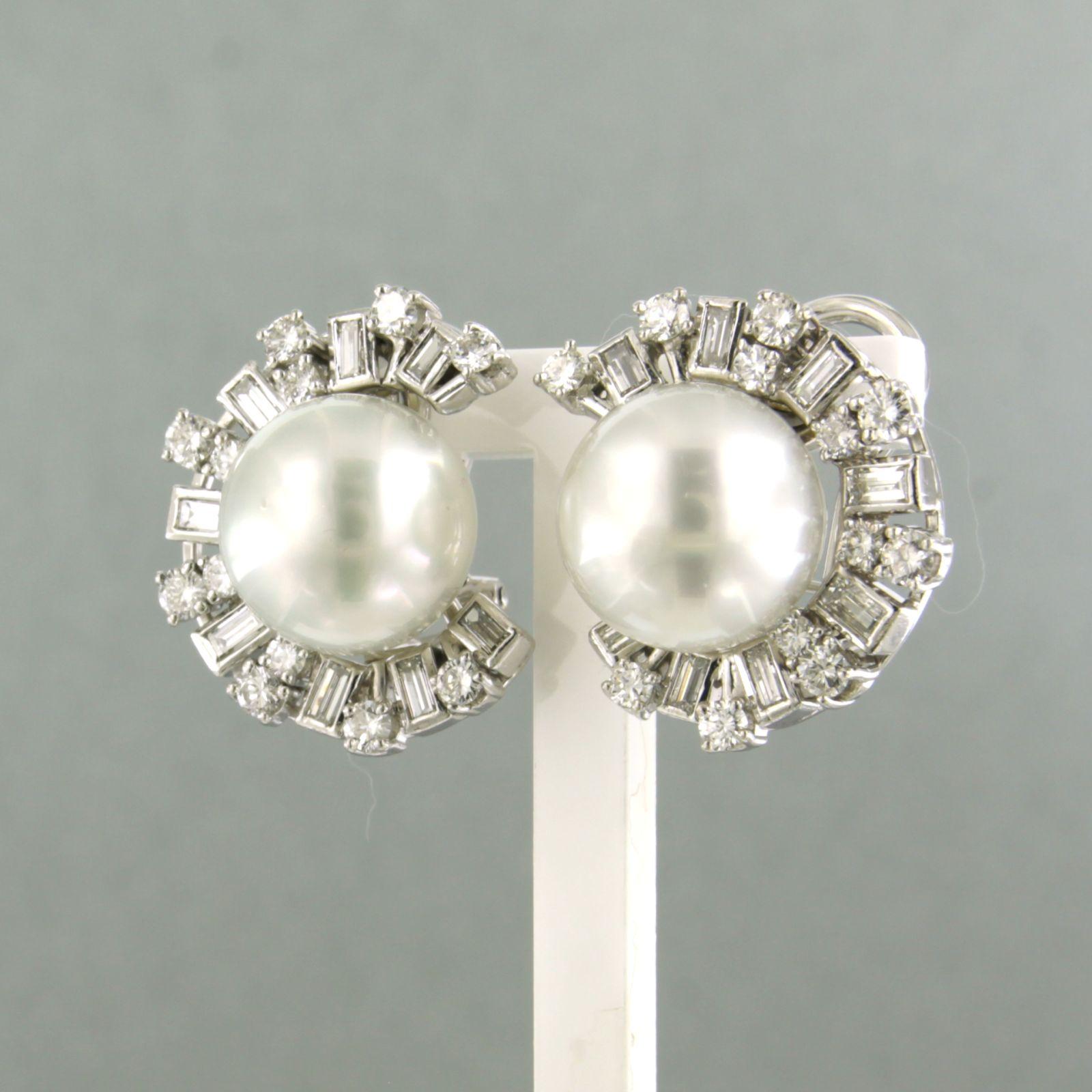 Earrings with pearl, baguette and brilliant cut diamond up to 2.40ct 18k gold In Excellent Condition For Sale In The Hague, ZH