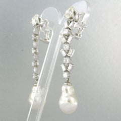 Orecchini con perla e diamanti a taglio baguette e brillante fino a 3,75 ct, in oro 18k