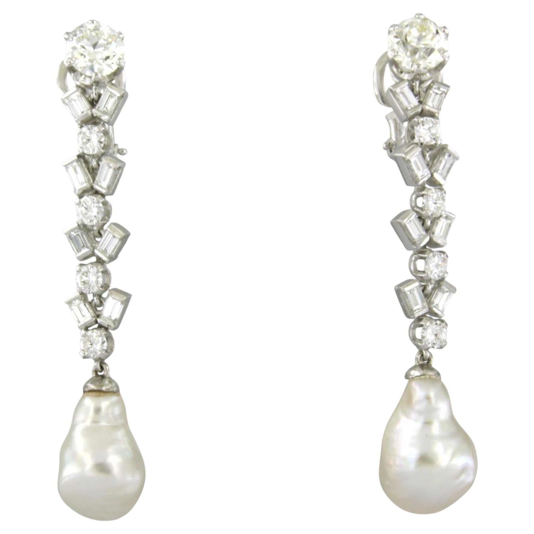 Orecchini con perla e diamanti a taglio baguette e brillante fino a 3,75 ct, in oro 18k