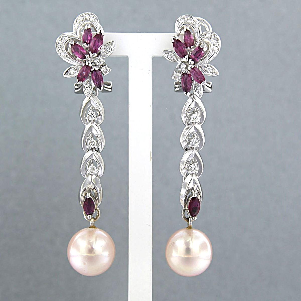 Orecchini in oro bianco 14k con rubino, perla e diamanti taglio brillante fino a 0,30 carati - F/G - VS/SI

Descrizione dettagliata:

Gli orecchini sono lunghi 5,5 cm e larghi 1,2 cm all'altezza del perno.

Peso: 13.6 grammi

Set con:

- 2 perle