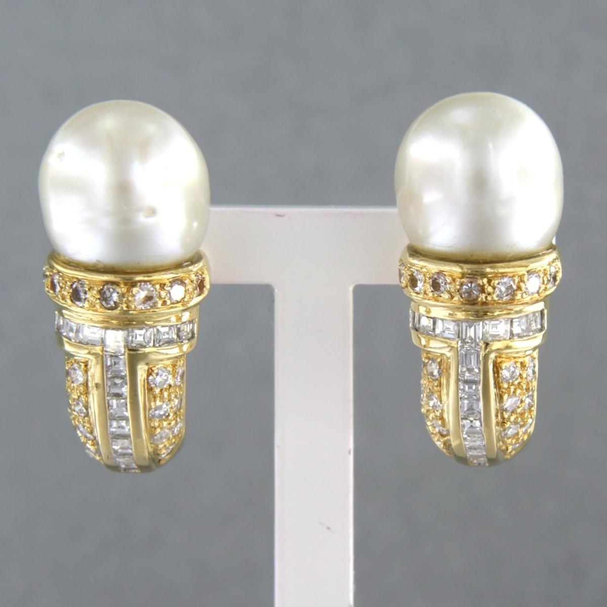 18k yellow gold stud earrings set with pearl and square and brilliant cut diamonds up to 1.50ct - F/G - VS/SI

detailed description:

the size of the stud is 2.4 cm long by 1.0 cm wide

weight 12.4 grams

set with

- 1 x 1.0 cm freshwater cultured