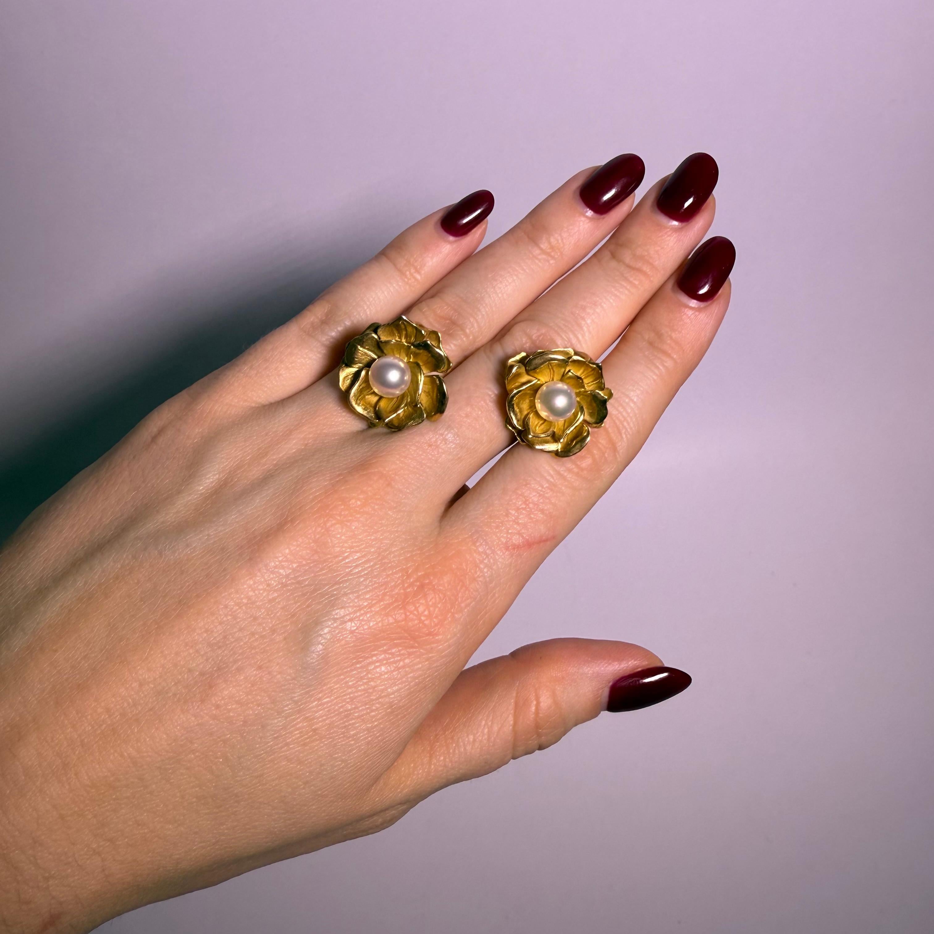 Diese eleganten Blumenohrringe von Gübelin bestehen aus zwei schimmernden Perlen, die in ein raffiniertes Design aus 18 Karat Gelbgold eingefasst sind. Jeder Ohrring zeigt ein zartes, floral inspiriertes Arrangement, bei dem die glatten,