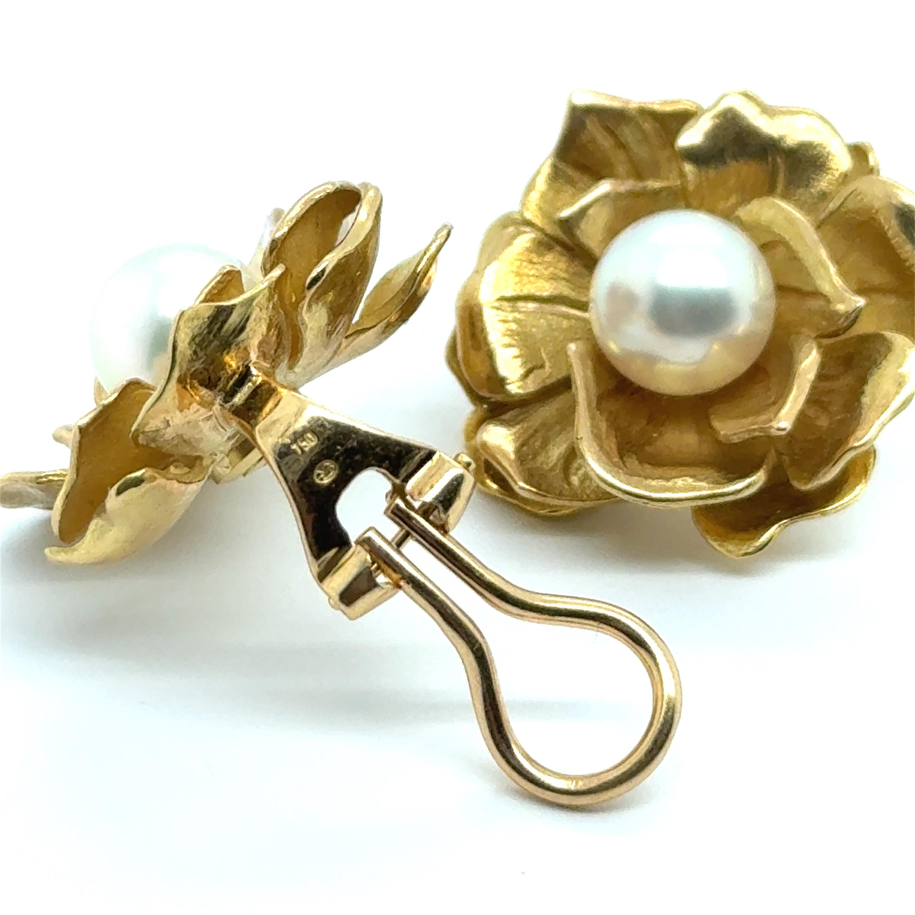 Ohrringe mit Perlen aus 18 Karat Gelbgold von Gübelin (Rundschliff) im Angebot