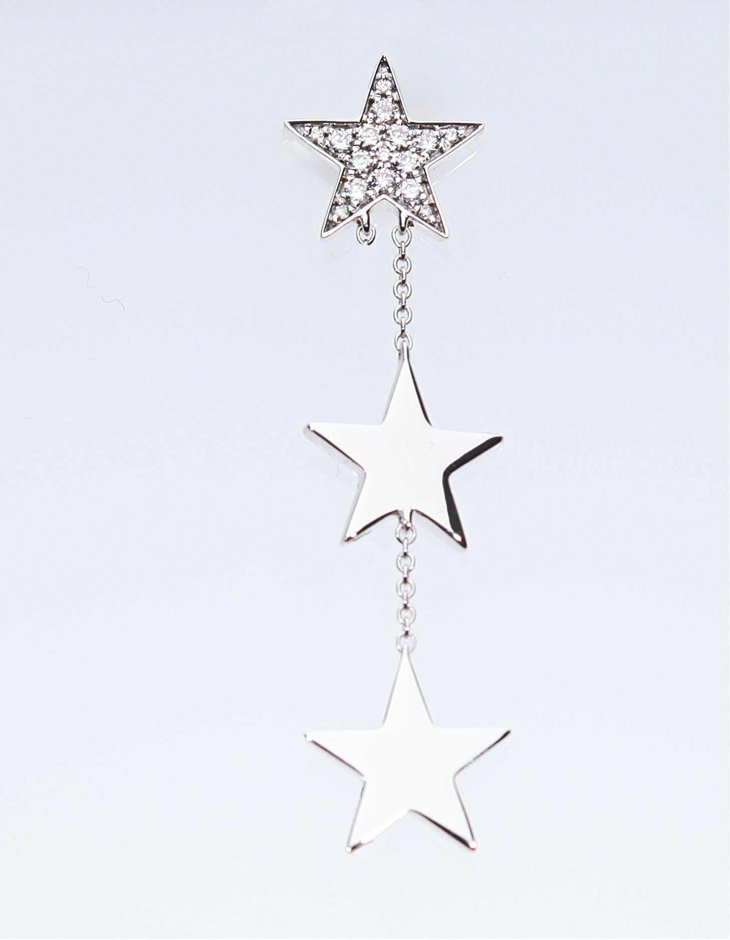Earrings with pendent diamond stars 18 Karat white gold.
Weight Diamond: Carat 0.95.
Each earring has two white gold stars with diamond pavé and two white gold stars.
All the stars are united with a little white gold chain 18 Karat.
These earrings