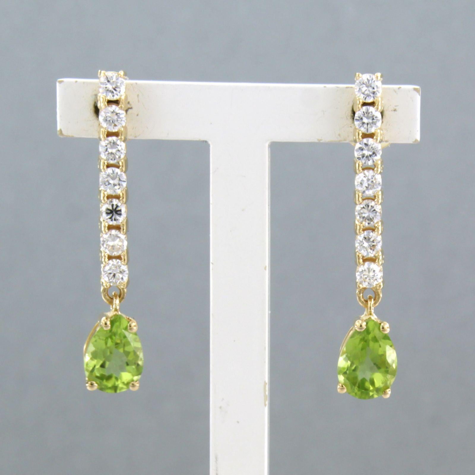 18k yellow gold earrings set with peridot up to 1.52ct and brilliant cut diamond up to 0.58ct – F/G – VS/SI 

Detailed description:

The size of the earring is 2.8 cm long by 5.0 mm wide

Total weight 3.4 grams

set with

- 2 x 7.0 cm x 5.0 mm drop