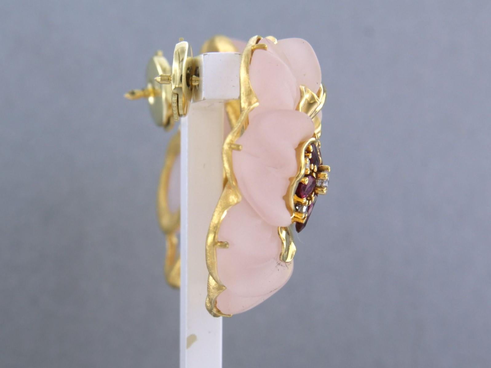 18k yellow gold stud earrings set with rose quartz, ruby, and single-cut diamonds up to 0.20 ct – G/H – SI

Detailed description:

The stud has a diameter of 3.0 cm wide and 8.8 mm deep

Total weight: 23.2 grams

Set with:

- 2 x 3.0 cm