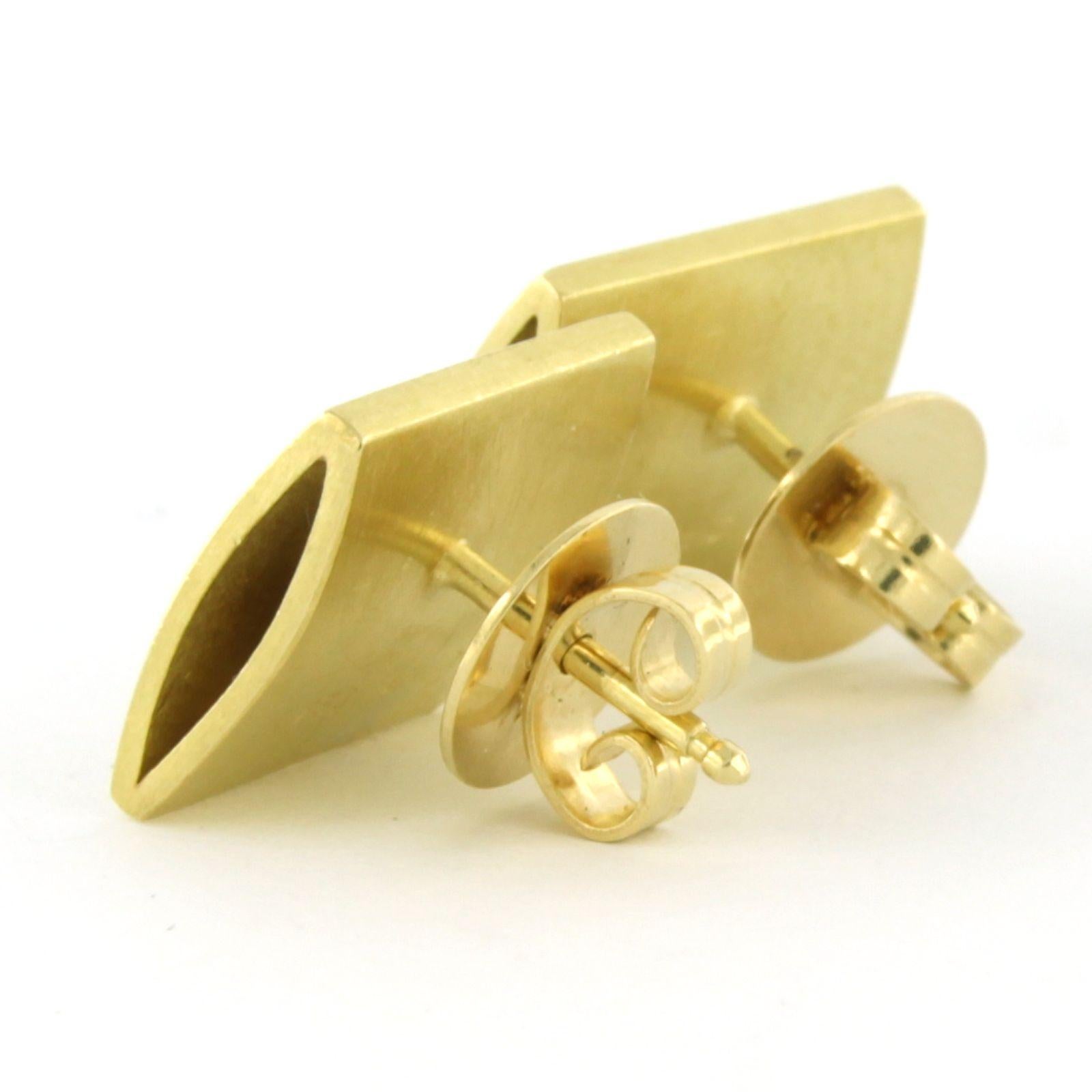 Boucles d'oreilles en or jaune 18k serties de diamants taille princesse jusqu'à 0,12 ct - F/G - VS/SI

Description détaillée :

Les boucles d'oreilles sont carrées et mesurent 1,2 cm de large.

Poids total : 8,5 grammes

Set avec :

- 2 diamants de