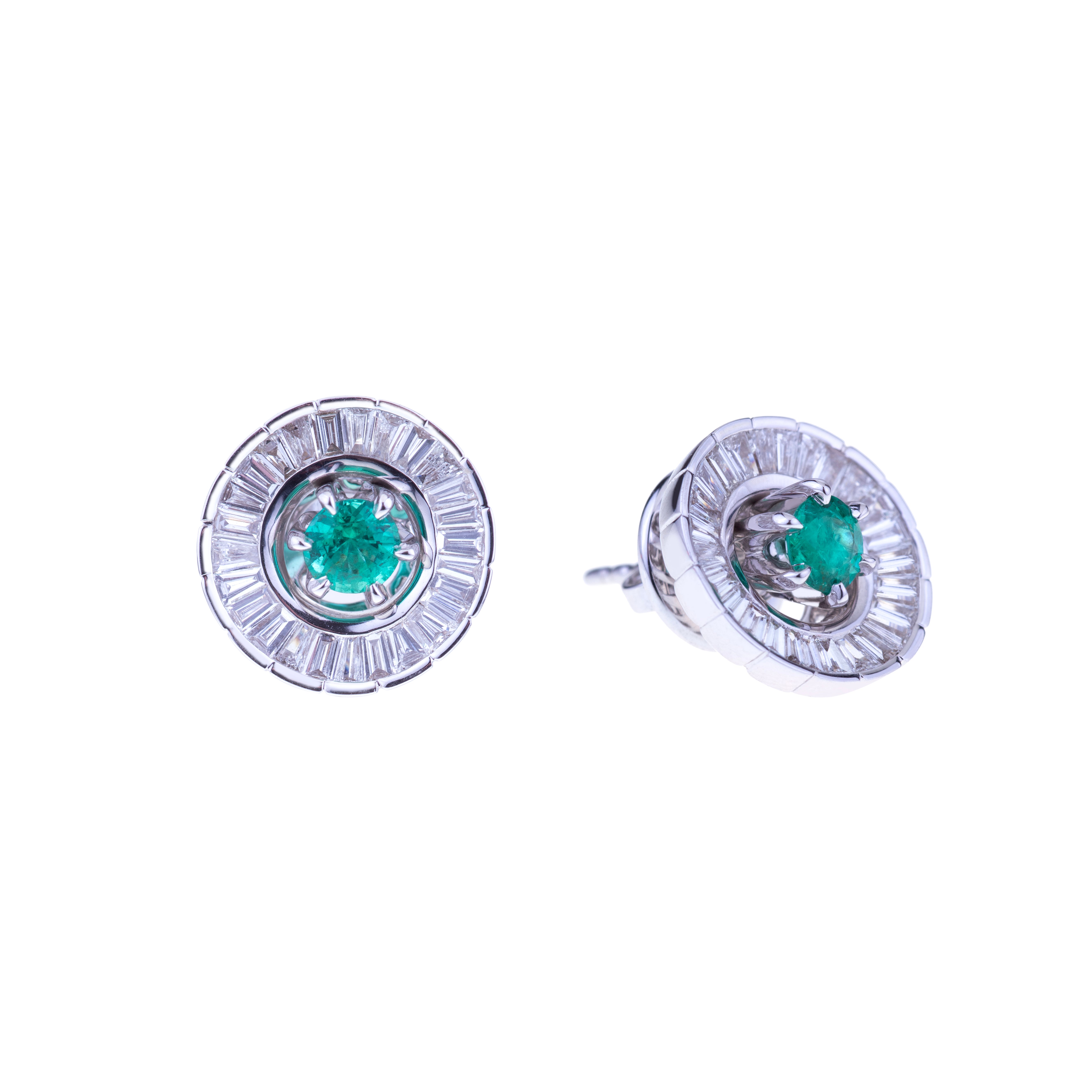 Auffällige runde Smaragd-Ohrringe mit einem Kreis aus Baguette-Diamanten. 
Der Smaragd ist abnehmbar und ohne die Diamanten tragbar, so dass Sie die Ohrringe als alltägliches Jewell oder für das wichtigste Ereignis Ihres Lebens verwenden können.