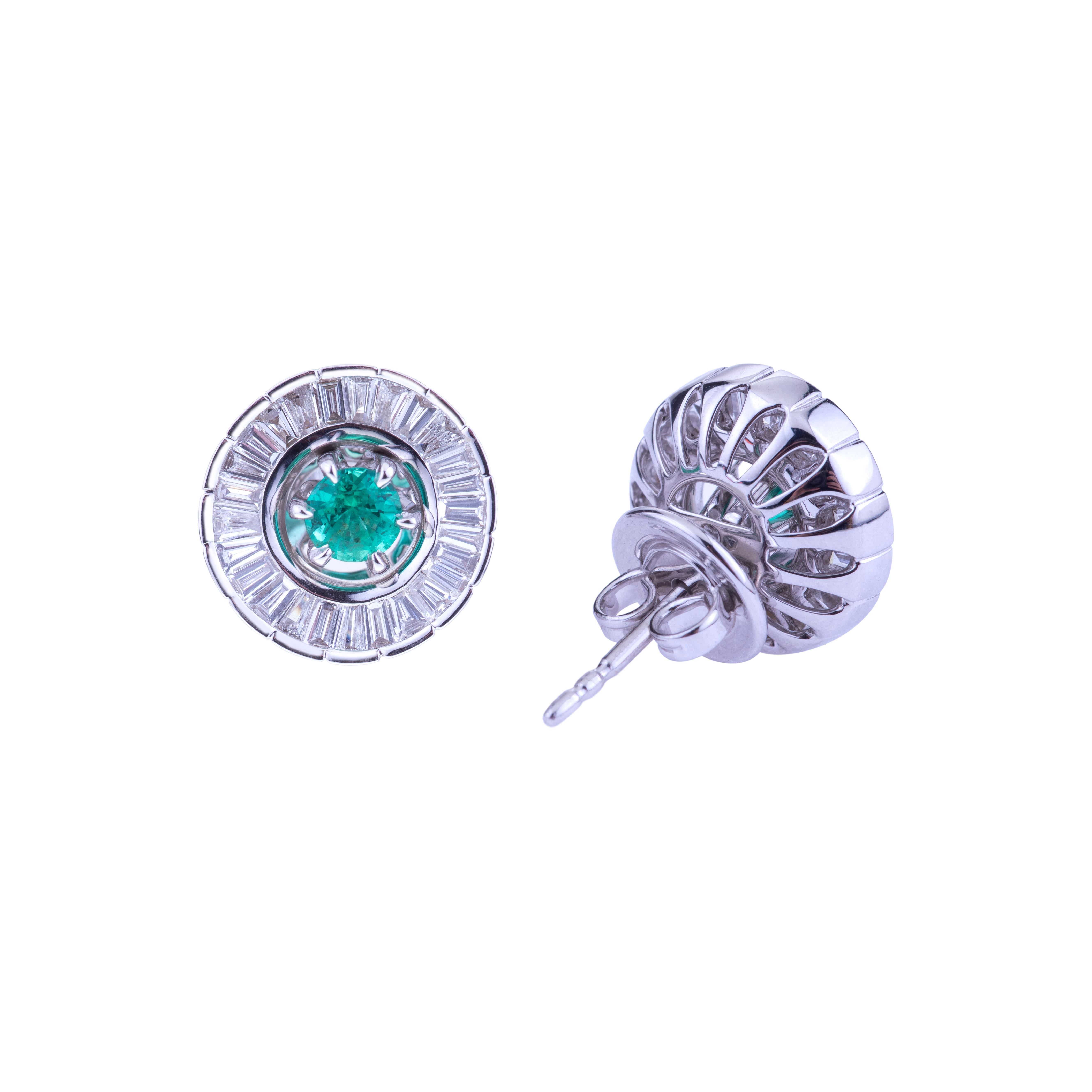 Ohrringe mit abnehmbaren runden Smaragden aus dem Kreis der Baguette-Diamanten. (Brillantschliff) im Angebot