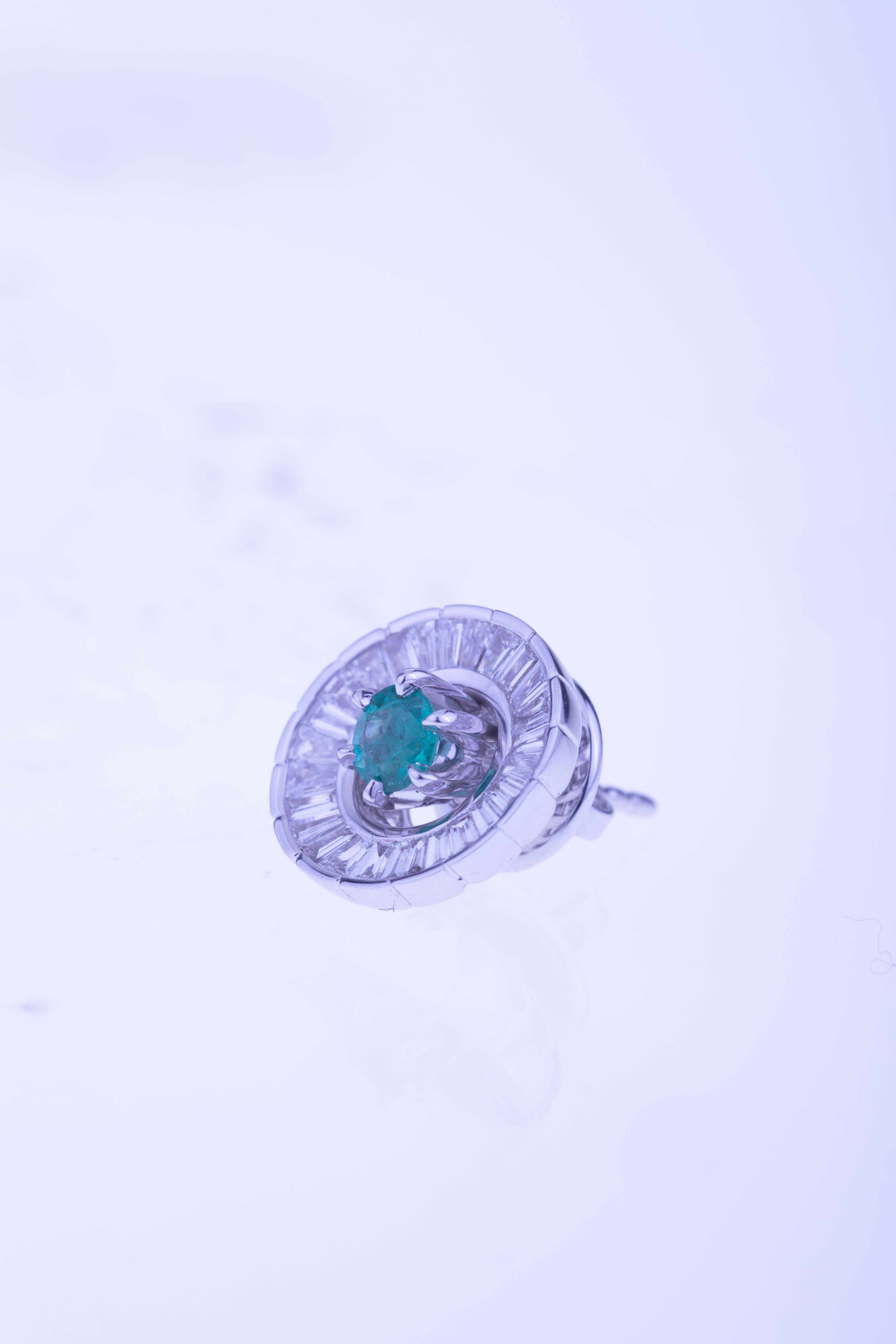 Ohrringe mit abnehmbaren runden Smaragden aus dem Kreis der Baguette-Diamanten. Damen im Angebot