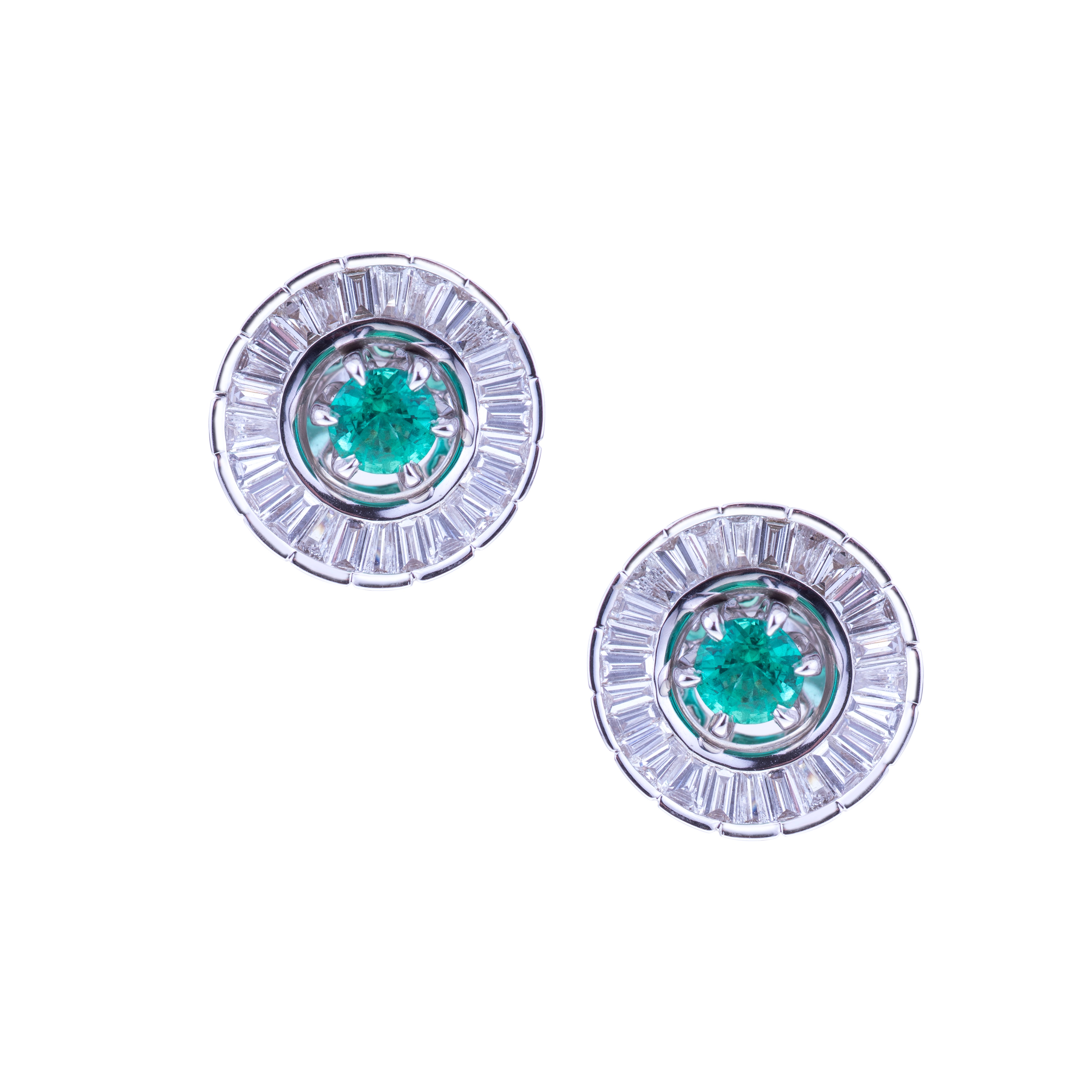 Ohrringe mit abnehmbaren runden Smaragden aus dem Kreis der Baguette-Diamanten. im Angebot