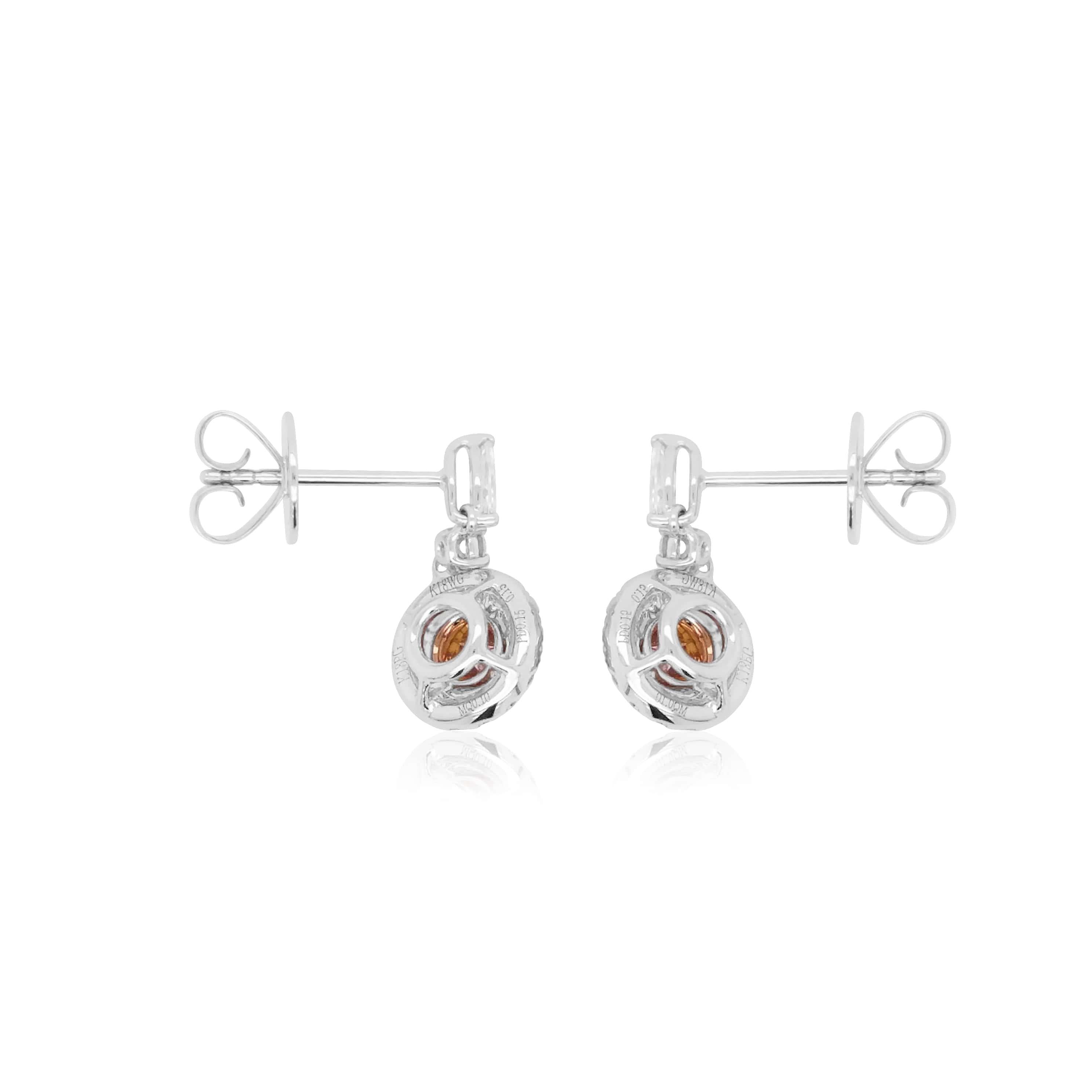 Pendientes con diamantes Rosas y diamantes Blancos. Encántate con la belleza de estos pendientes brillantes estas fiestas.

Diamante rosa redondo talla brillante- 0.30 cts
Diamantes blancos- 0,51 cts
Fabricado en oro de 18 quilates

HYT Jewelry es