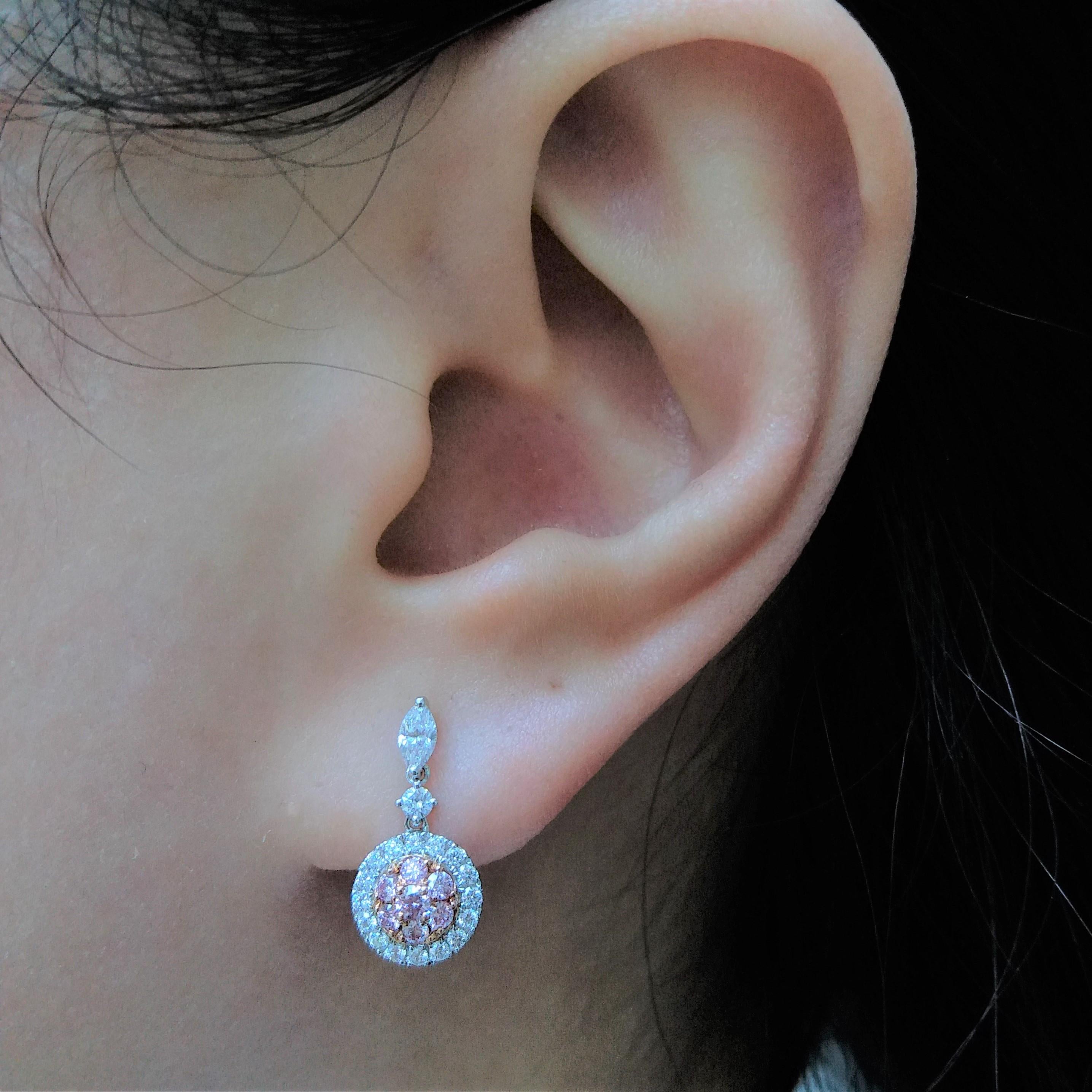 Ohrringe mit runden Argyle-Rosa-Diamanten im Brillantschliff und weißen Diamanten aus 18 Karat Gold im Zustand „Neu“ im Angebot in Hong Kong, HK