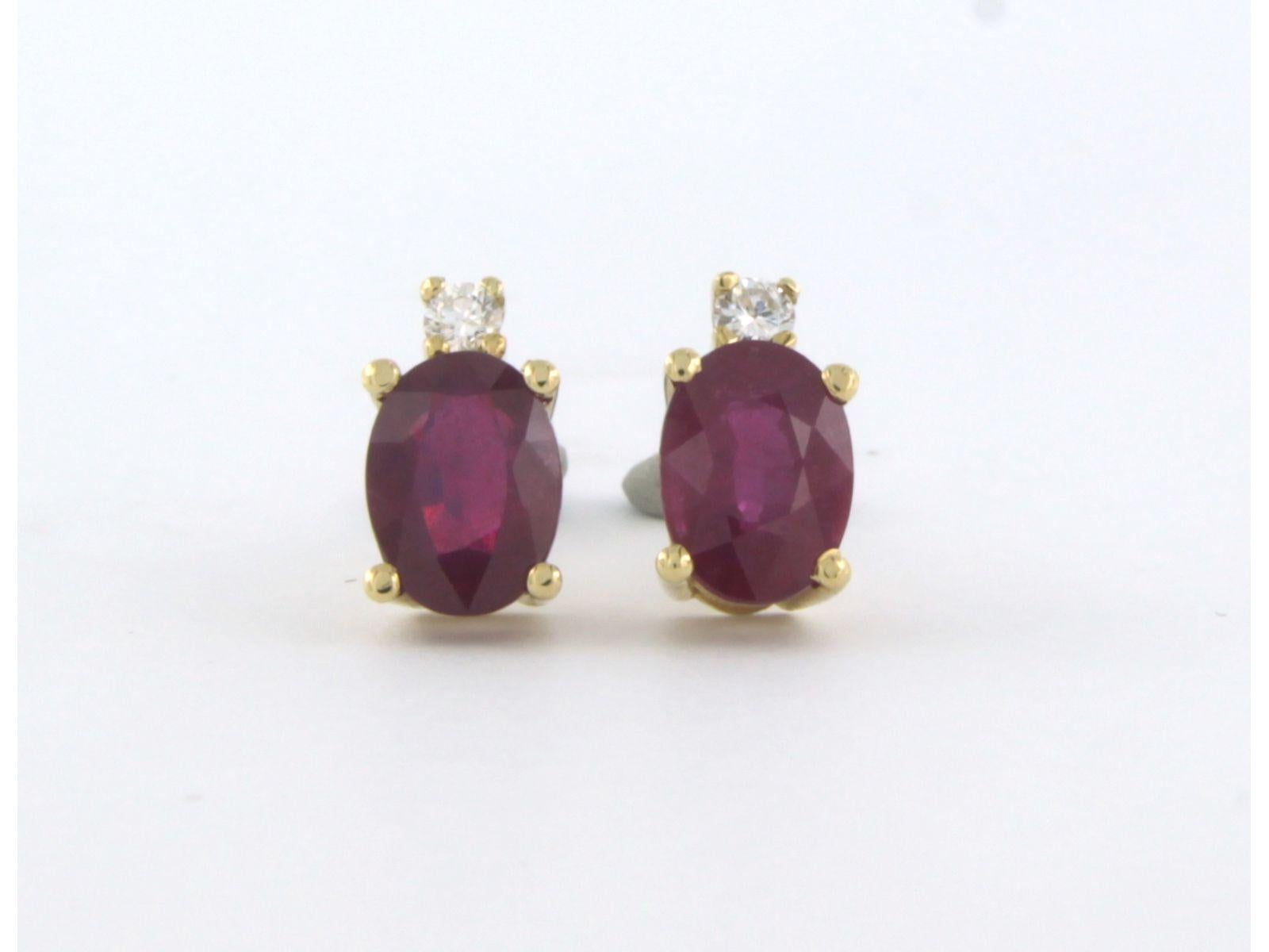 Pendientes de oro amarillo de 18 kt engastados con rubí tot. 1,32ct y diamante talla brillante tot. 0,07ct - G/H - VS/SI

Descripción detallada:

el tamaño del pendiente es de 1,0 cm por 5,2 mm de ancho

peso: 2,4 gramos

ocupado con :

- 2 rubíes
