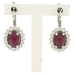 Ohrringe mit Rubin und Diamanten im Brillantschliff bis zu 0,92 Karat aus 18 Karat Weißgold
