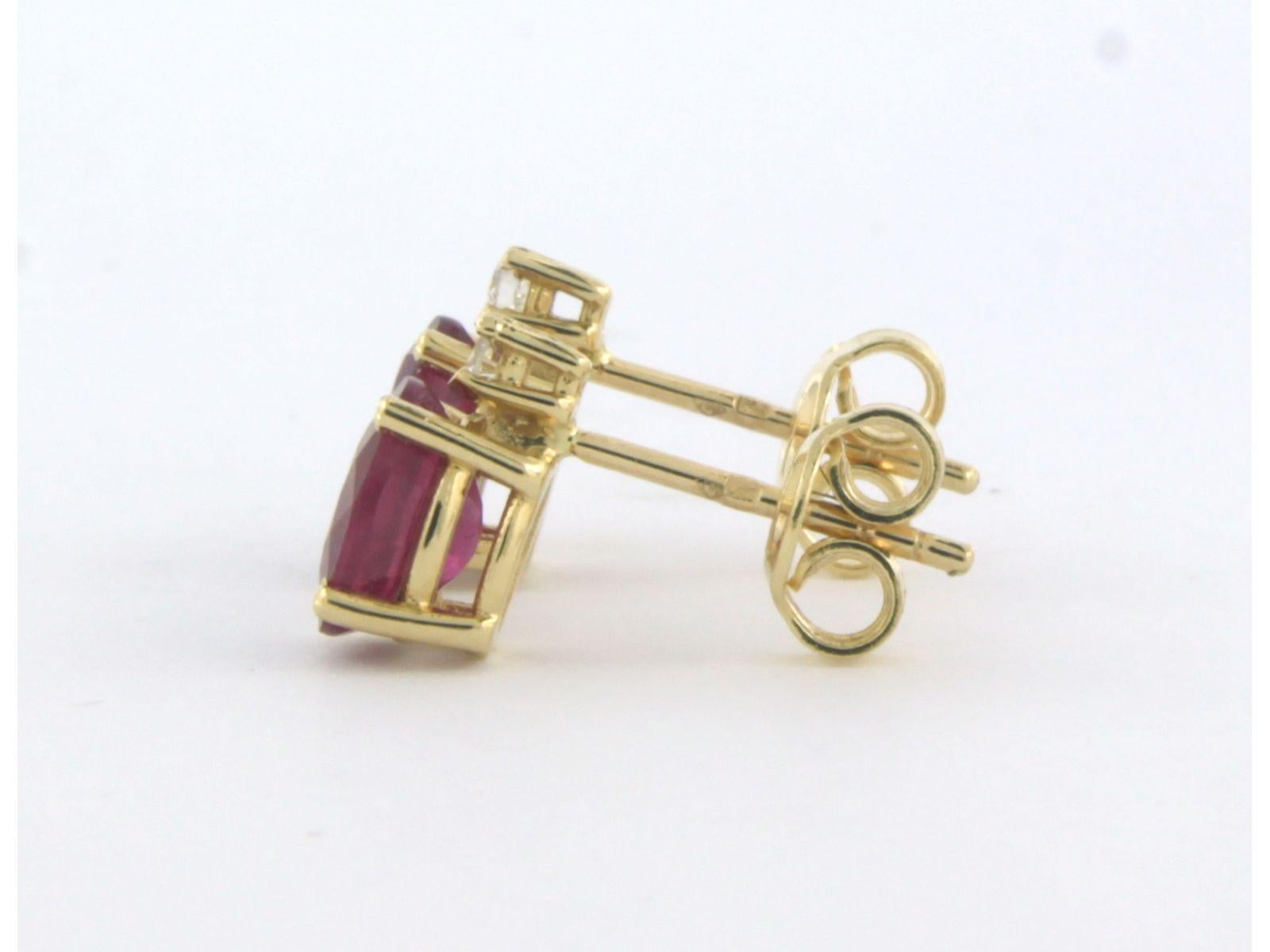 Boucles d'oreilles en or jaune 18 carats avec rubis et diamants Pour femmes en vente