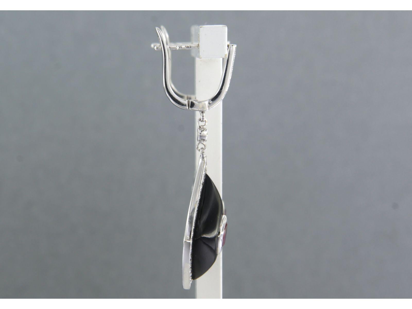 Boucles d'oreilles en or blanc 14k serties de rubis, onyx et diamant taille unique jusqu'à 0.40ct - F/G - VS/SI 

description détaillée :

la taille de la boucle d'oreille est de 3,7 cm de long par 1,4 cm de large

poids 5,9 grammes

set avec

- 2 x