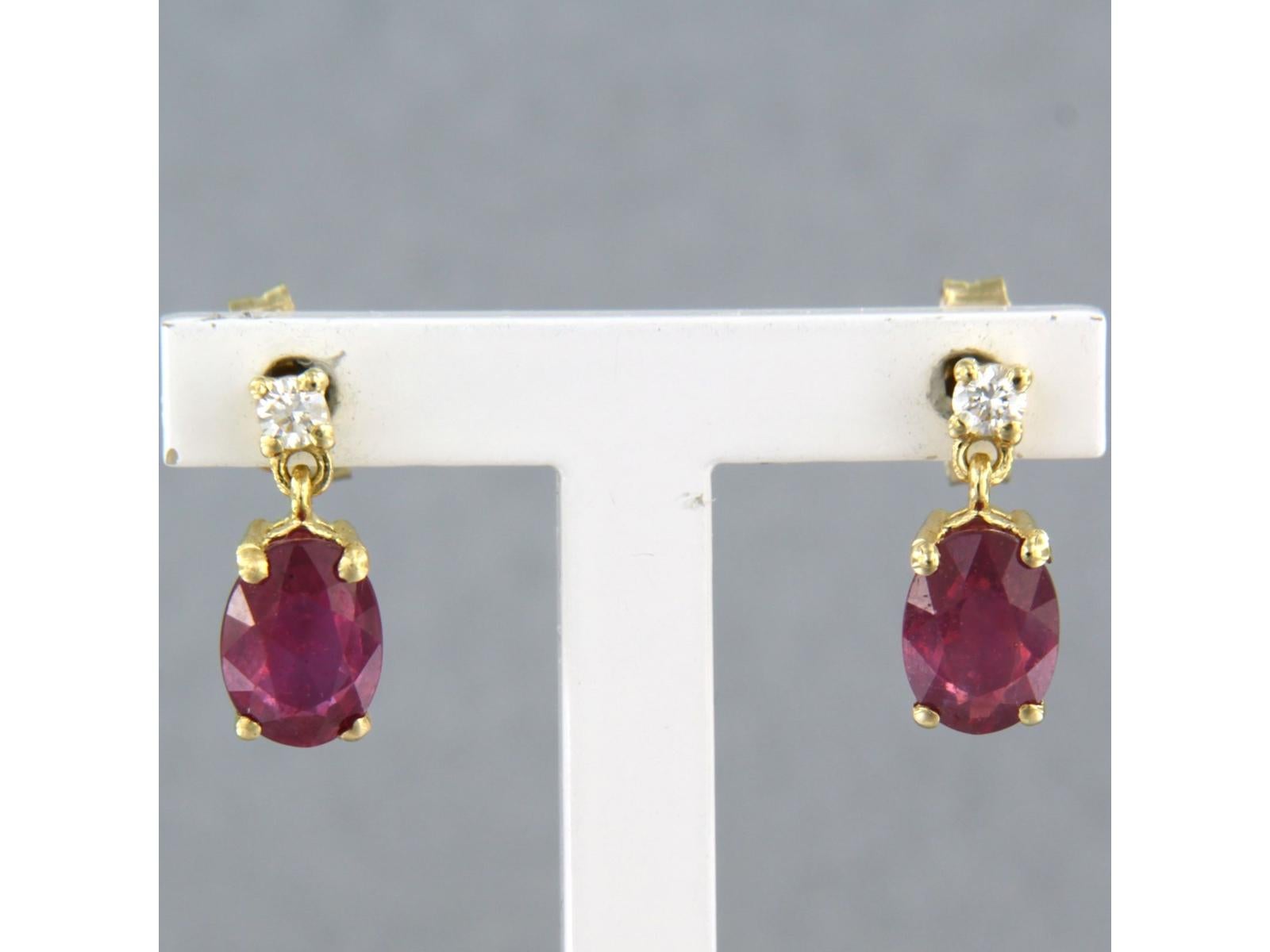 Pendientes de oro amarillo de 18k engastados con rubí de 2,20 ct y diamantes talla brillante de hasta 0,10 ct - F/G - VS/SI

descripción detallada:

el tamaño del pendiente es de 1,1 cm de largo por 5,0 mm de ancho

peso 2,3 gramos

con

- 2 x 7,0