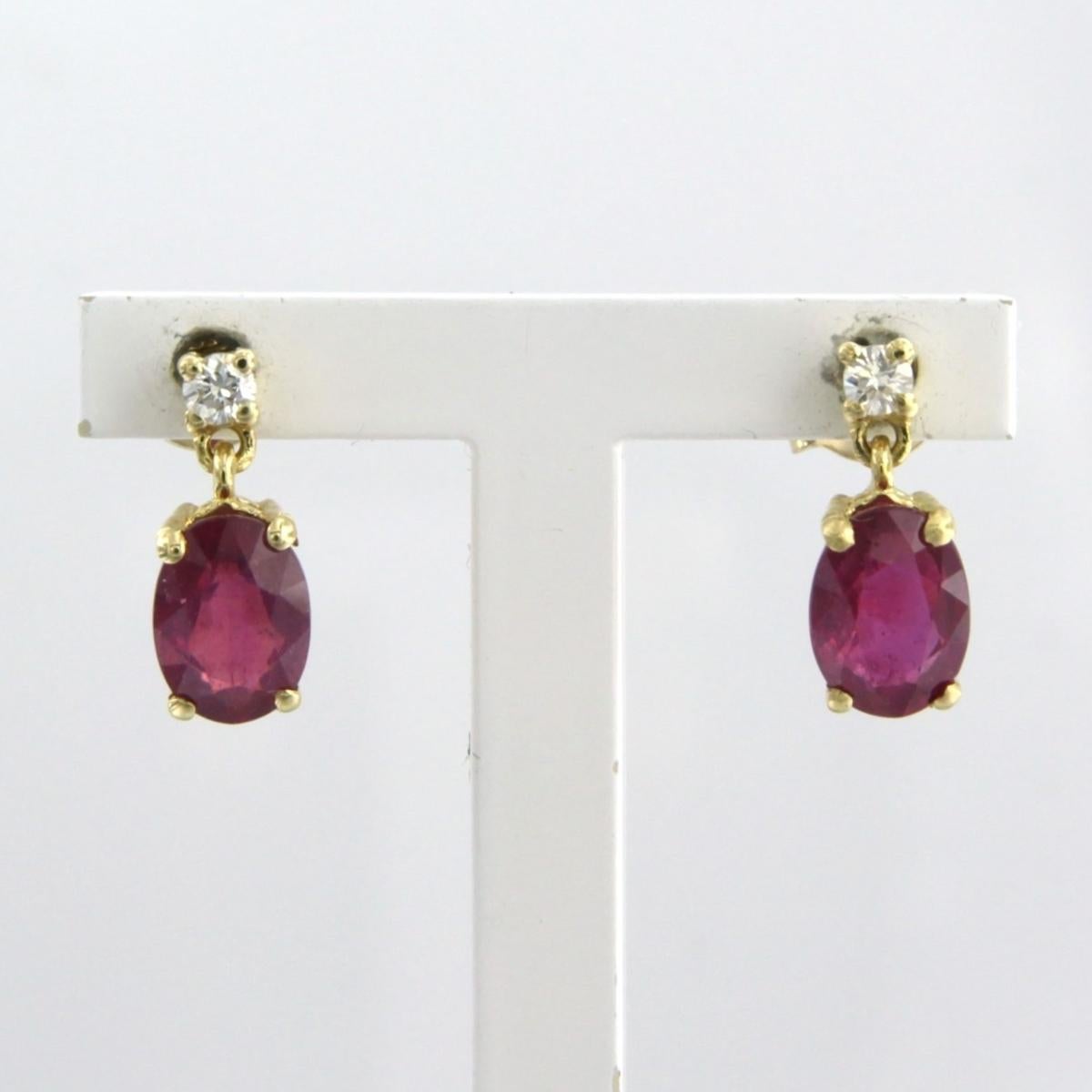 Boucles d'oreilles en or jaune 18k serties de rubis 2.20 ct et de diamants taille brillant jusqu'à 0.10ct - F/G - VS/SI

description détaillée :

la taille de la boucle d'oreille est de 1,1 cm de long sur 5,0 mm de large

poids 2,3 grammes

set
