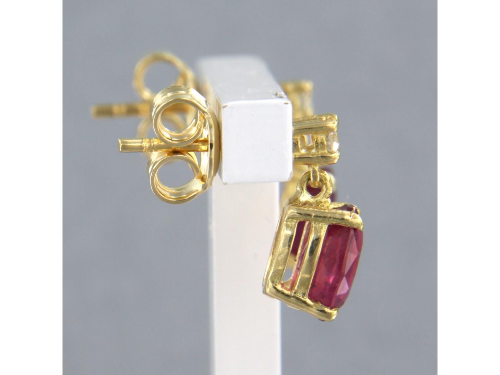 Pendientes con rubí de hasta 2,20 ct y diamantes talla brillante de hasta 0,08 ct Oro de 18k Moderno en venta