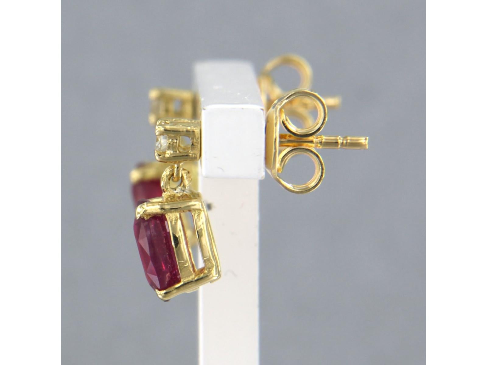 Pendientes con rubí de hasta 2,20 ct y diamantes talla brillante de hasta 0,08 ct Oro de 18k Corte brillante en venta