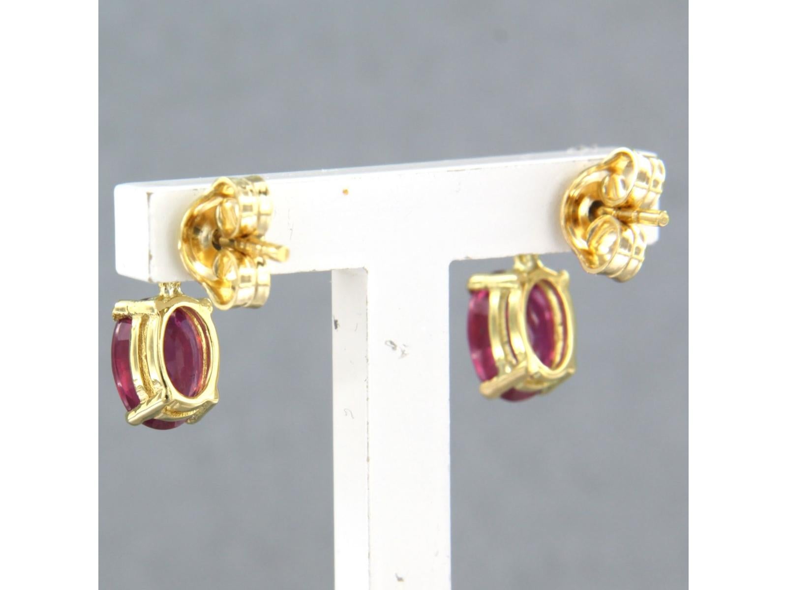 Pendientes con rubí de hasta 2,20 ct y diamantes talla brillante de hasta 0,08 ct Oro de 18k en Nuevo estado para la venta en The Hague, ZH