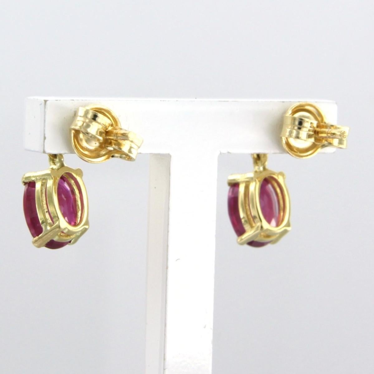 Boucles d'oreilles avec rubis jusqu'à 2,20ct et diamants taille brillant jusqu'à 0,08ct Or 18k Neuf - En vente à The Hague, ZH