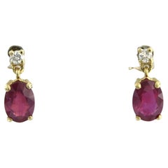 Pendientes con rubí de hasta 2,20 ct y diamantes talla brillante de hasta 0,08 ct Oro de 18k