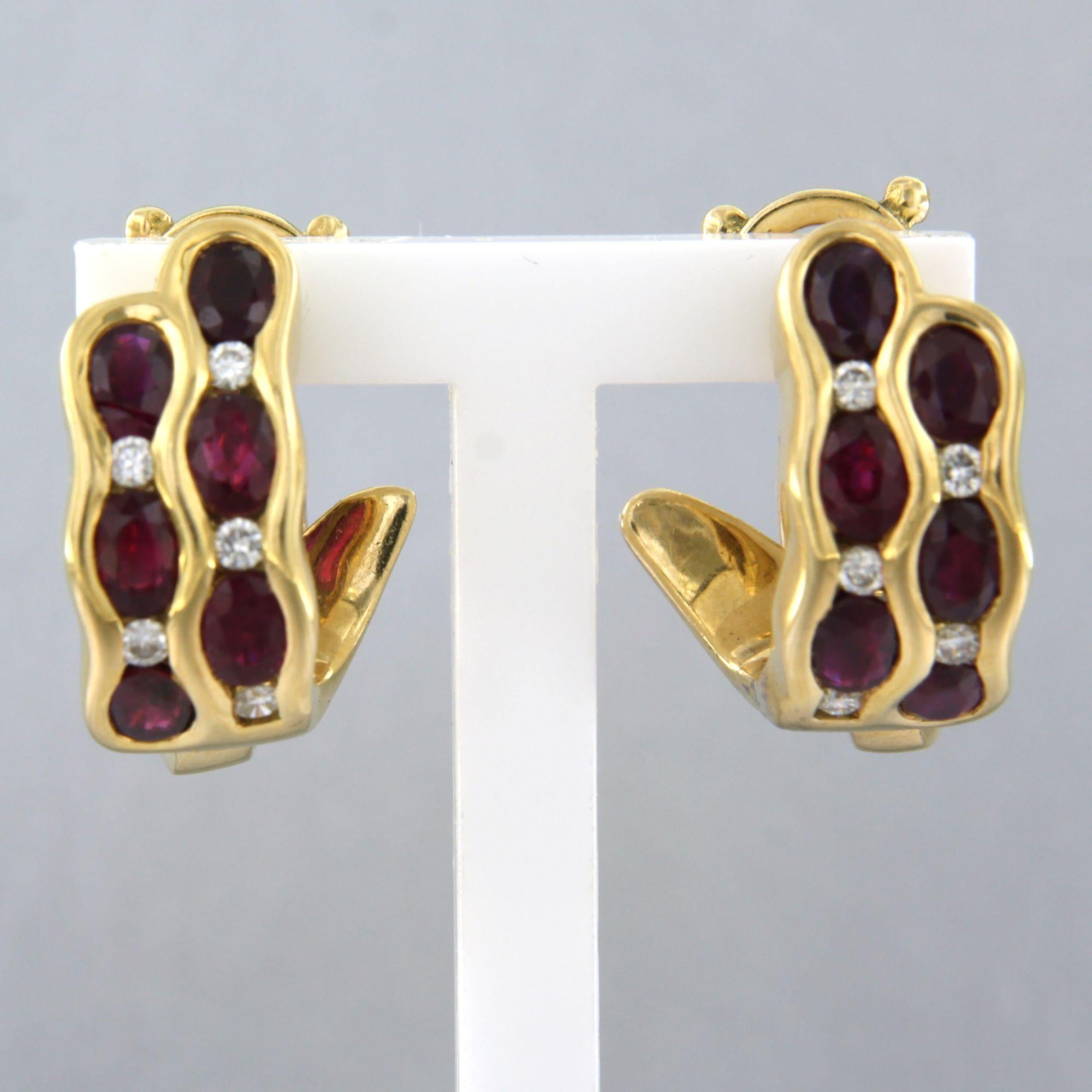 18k yellow gold clip-on earrings set with a ruby ​​up to 2.28 ct and a brilliant-cut diamond up to 0.25 ct – F/G – VS/SI

Detailed description:

The clip-on earrings are 2.0 cm long and 8.2 mm wide.

Total weight: 13.8 grams

Set with

- 12 x 4.0 mm