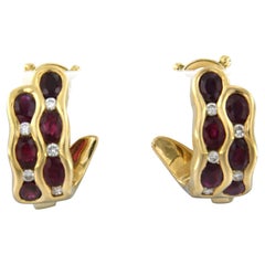 Orecchini con rubino fino a 2,28ct e diamanti taglio brillante fino a 0,25ct in oro 18k