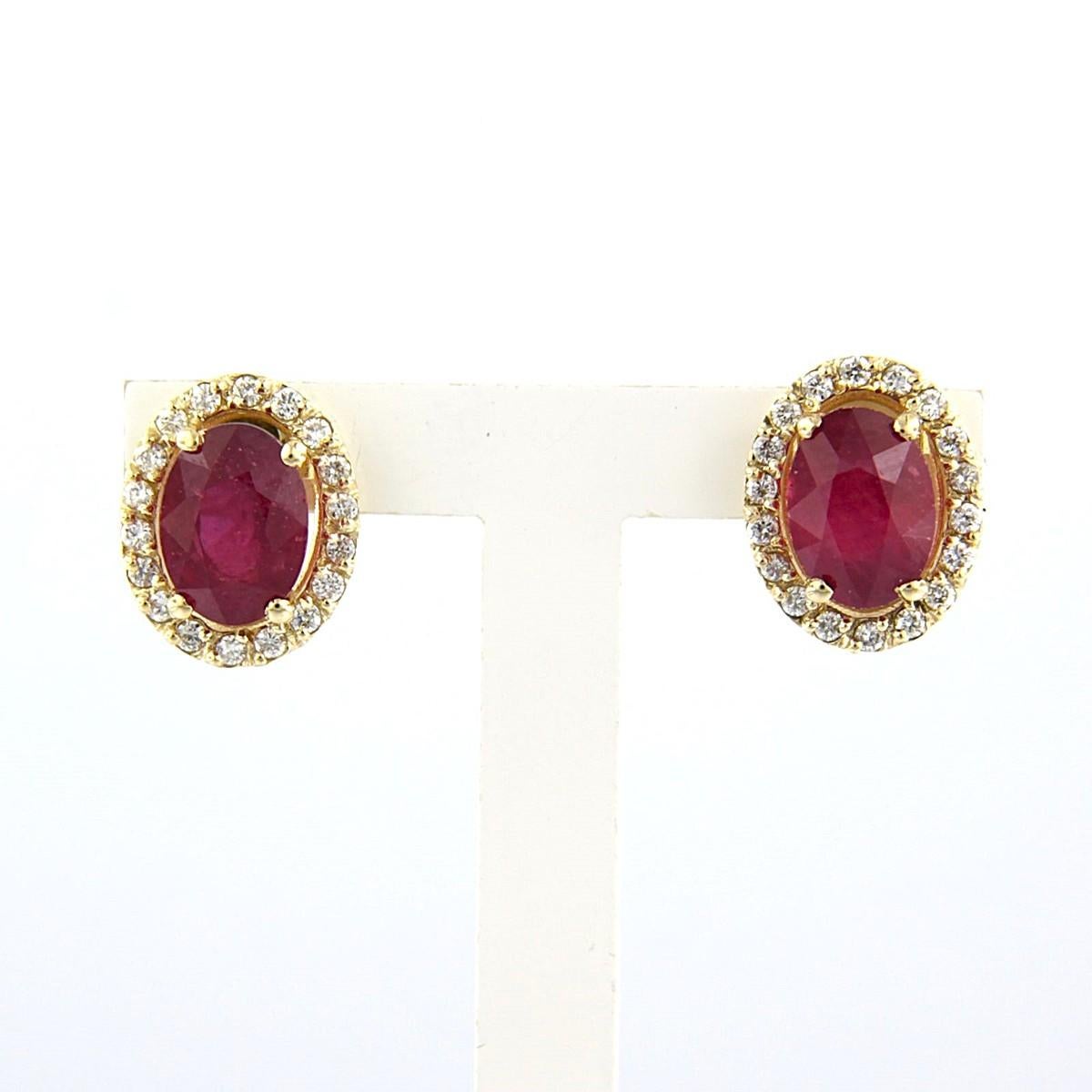Boucles d'oreilles en or jaune 14k serties de rubis 2.40ct et de diamants taille brillant jusqu'à 0.20ct - F/G - VS/SI

description détaillée

Les boucles d'oreilles sont longues de 1,0 cm et larges de 8,3 mm.

poids : 2,6 grammes

avec :

- 2 rubis