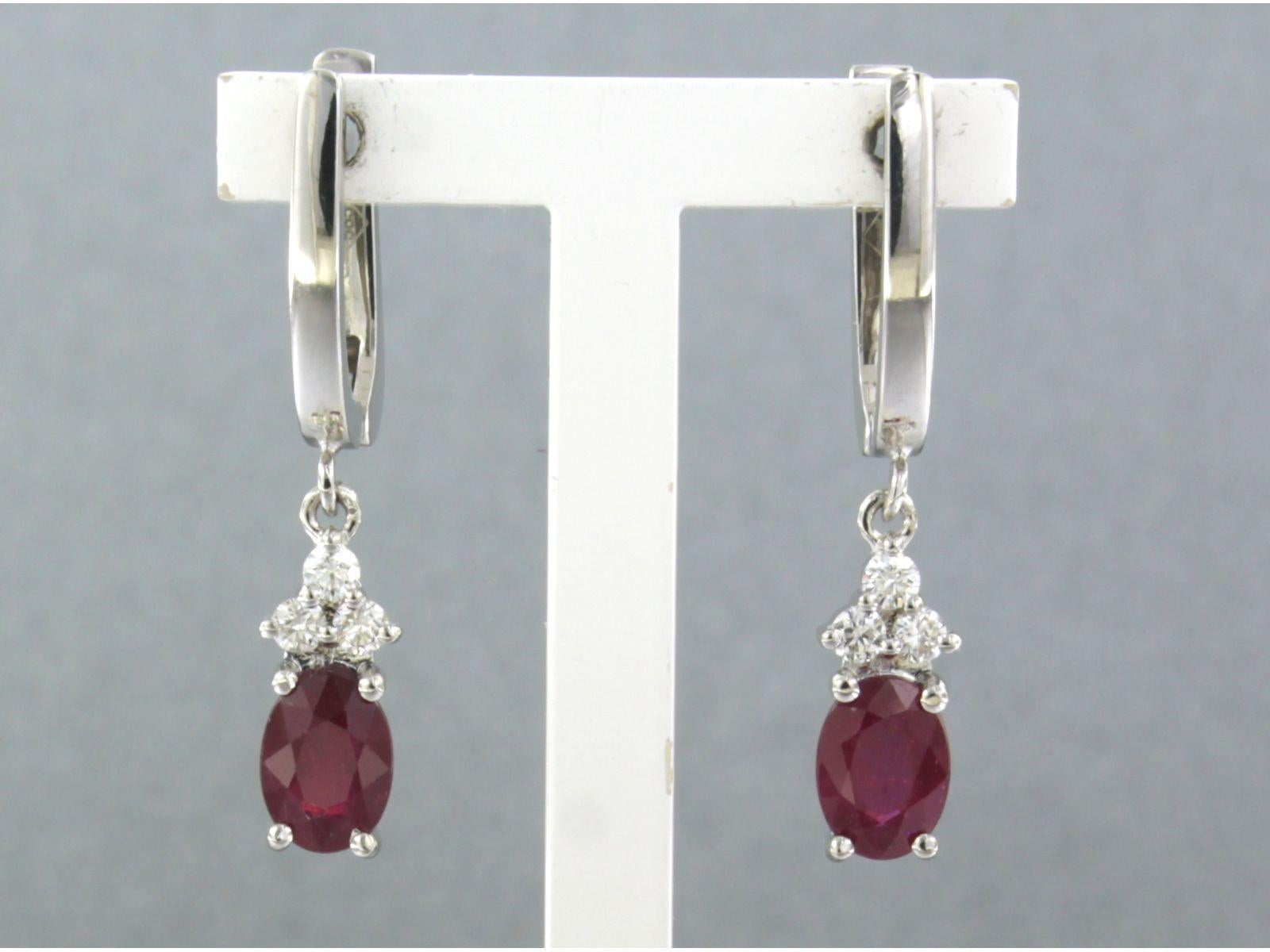 Pendientes de oro blanco de 14k engastados con rubí de hasta 2,46 ct y diamante talla brillante de hasta 0,24 ct - F/G - VS/SI 

descripción detallada

el tamaño de los pendientes es de 3,0 cm de alto y 5,2 mm de ancho

peso: 4,5 gramos

con

- 2