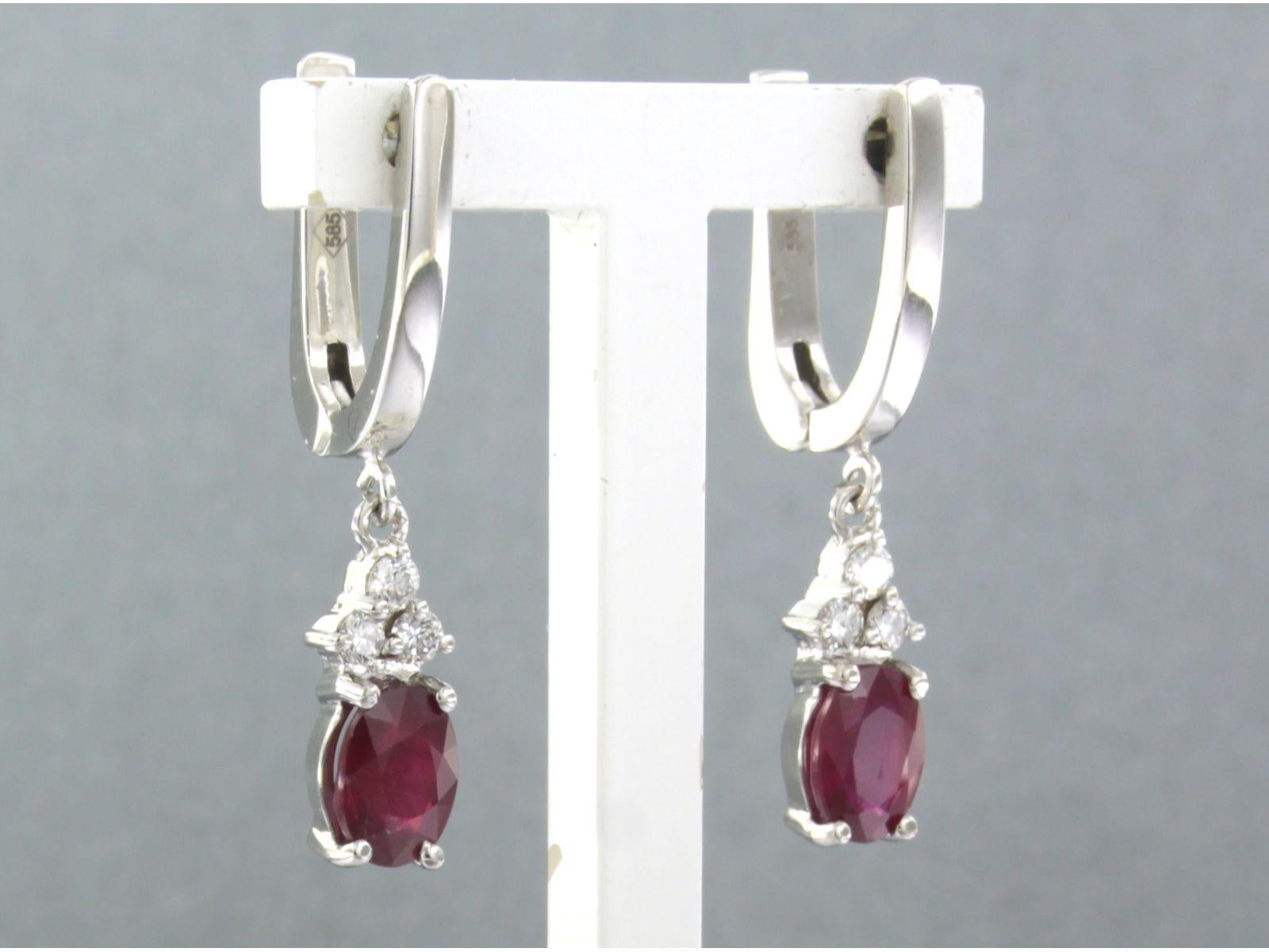 Pendientes con rubí de hasta 0,46 ct y diamantes talla brillante de hasta 0,24 ct Oro de 14k Moderno en venta