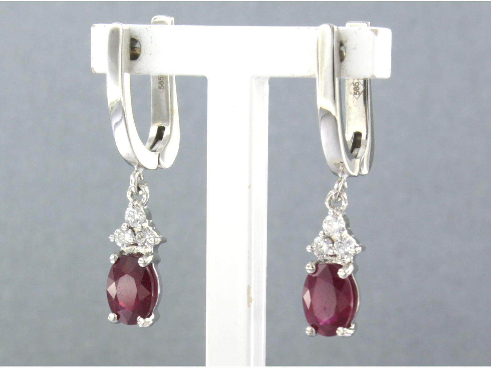 Pendientes con rubí de hasta 0,46 ct y diamantes talla brillante de hasta 0,24 ct Oro de 14k Corte brillante en venta