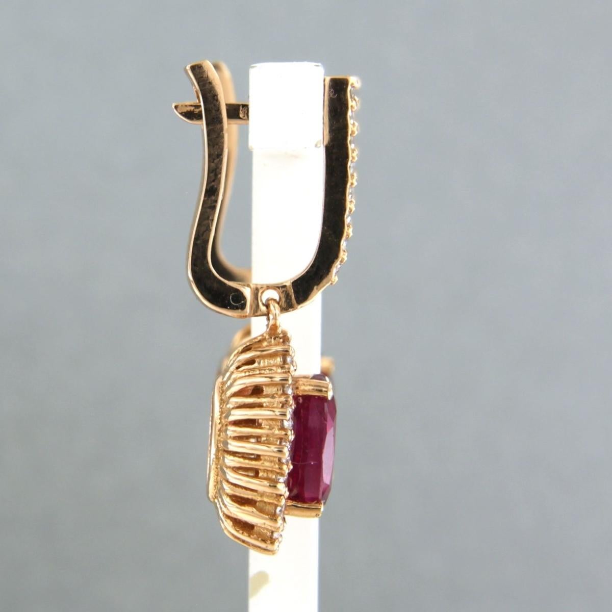 Ohrringe aus 18 Karat Roségold, besetzt mit einem Rubin. 2,90ct und Diamanten im Brillantschliff bis zu. 0,64ct - F/G - VS/SI

detaillierte Beschreibung:

die Größe des Ohrrings ist 2,5 cm hoch und 1,0 cm breit

Gewicht: 6,2 Gramm

beschäftigt