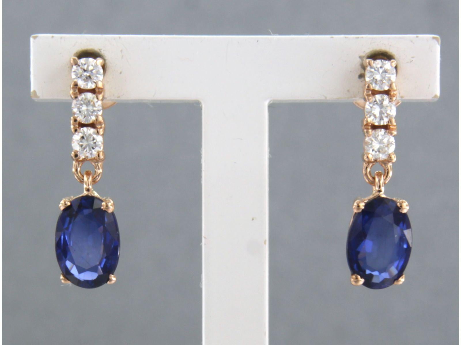 Boucles d'oreilles en or rose 18k serties d'un saphir et d'un diamant taille brillant jusqu'à 0,22ct - G/H - VS/SI

Description détaillée :

la taille des boucles d'oreilles est de 5,2 mm de large et  1.7 cm de haut

Poids total 2,5 grammes

set