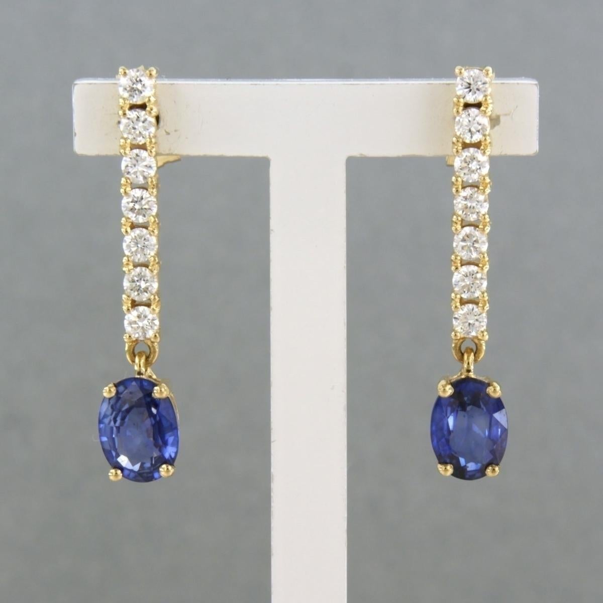 Ohrringe aus 18k Gelbgold mit Saphiren bis zu. 1,70ct und Brillanten bis zu. 0,60ct - F/G - VS/SI

detaillierte Beschreibung:

Die Ohrringe sind 2,8 cm hoch und 5,2 mm breit

Gewicht: 3,5 Gramm

beschäftigt mit:

- 2 x 7,0 mm x 5,0 mm ovaler