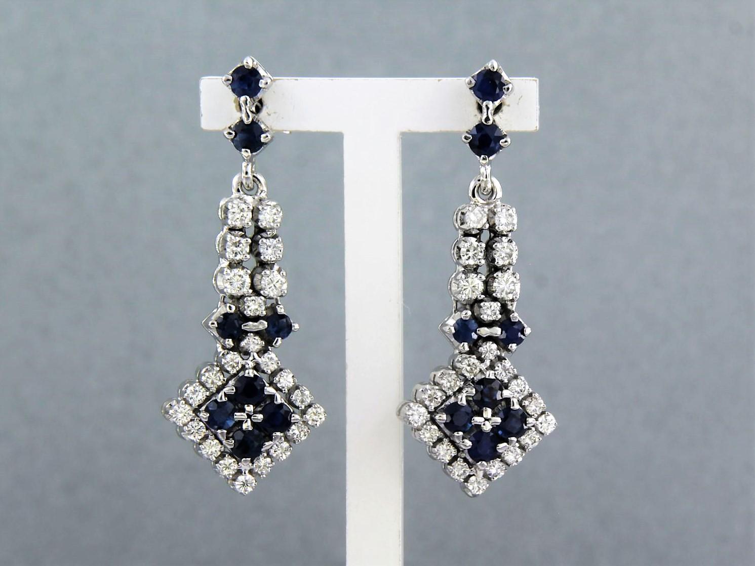 Boucles d'oreilles en or blanc 18k serties de saphir et diamant taille brillant jusqu'à 1.30ct - F/G - VS/SI

description détaillée :

Les dimensions des boucles d'oreilles sont de 3,9 cm de long et 1,4 cm de large.

poids : 12,0 grammes

avec :

-