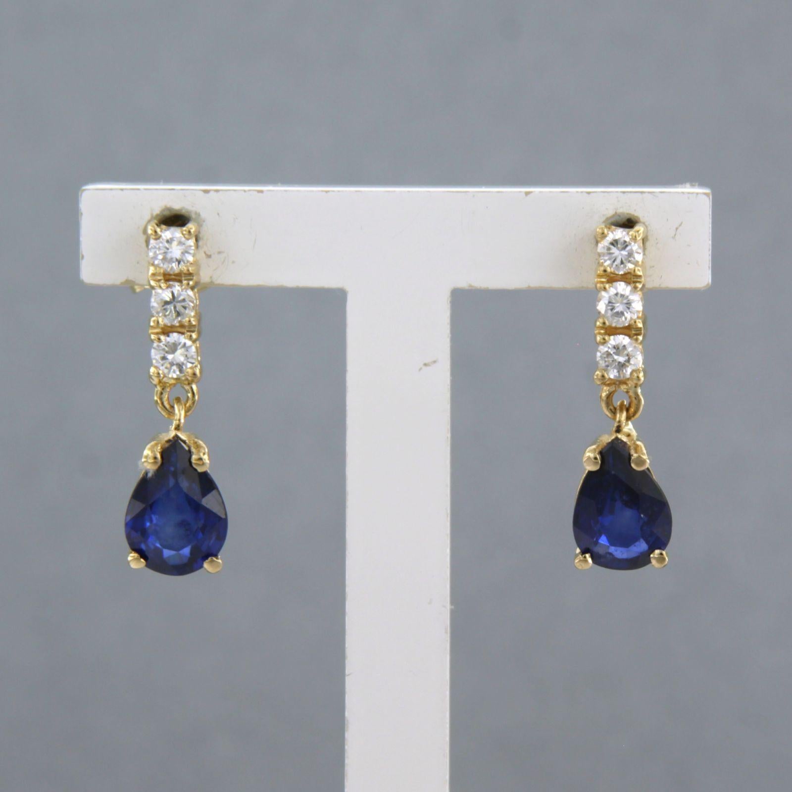 Boucles d'oreilles en or jaune 18k serties de saphir jusqu'à 1.40ct et de diamant taille brillant jusqu'à 0.26ct - F/G - VS/SI 

Description détaillée :

La taille de la boucle d'oreille est de 1,8 cm de long par 5,0 mm de large.

Poids total 2,4