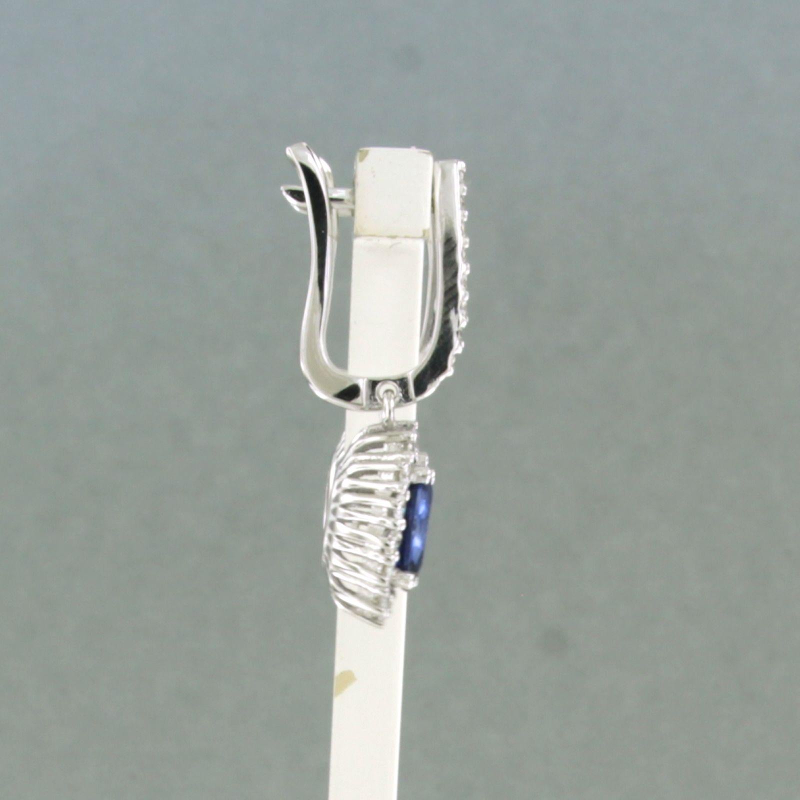 Boucles d'oreilles en or blanc 18k serties de saphirs jusqu'à 1,70 ct et de diamants taille brillant jusqu'à environ 0,72 ct - F/G - VS/SI

Description détaillée :

Les boucles d'oreilles mesurent 2,5 cm de haut et 9,3 mm de large.

Poids total :