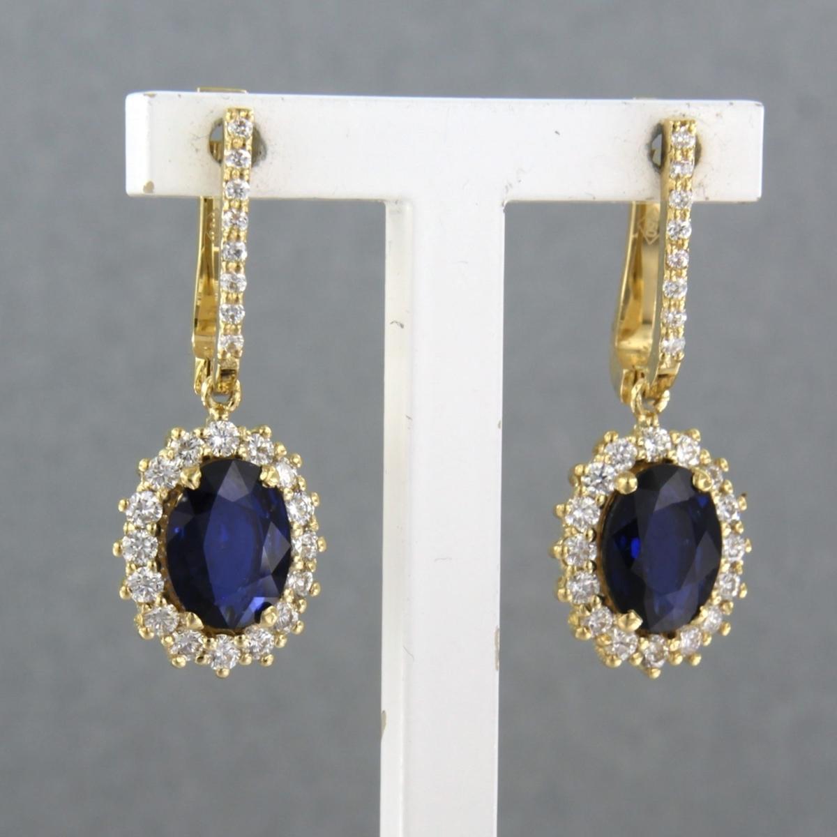 Pendientes de oro amarillo de 18 quilates engastados con zafiros de hasta 1,70 quilates y diamantes talla brillante de hasta 0,72 quilates - F/G - VS/SI

Descripción detallada:

Los pendientes miden 2,5 cm de largo y 9,3 mm de ancho.

Peso total: