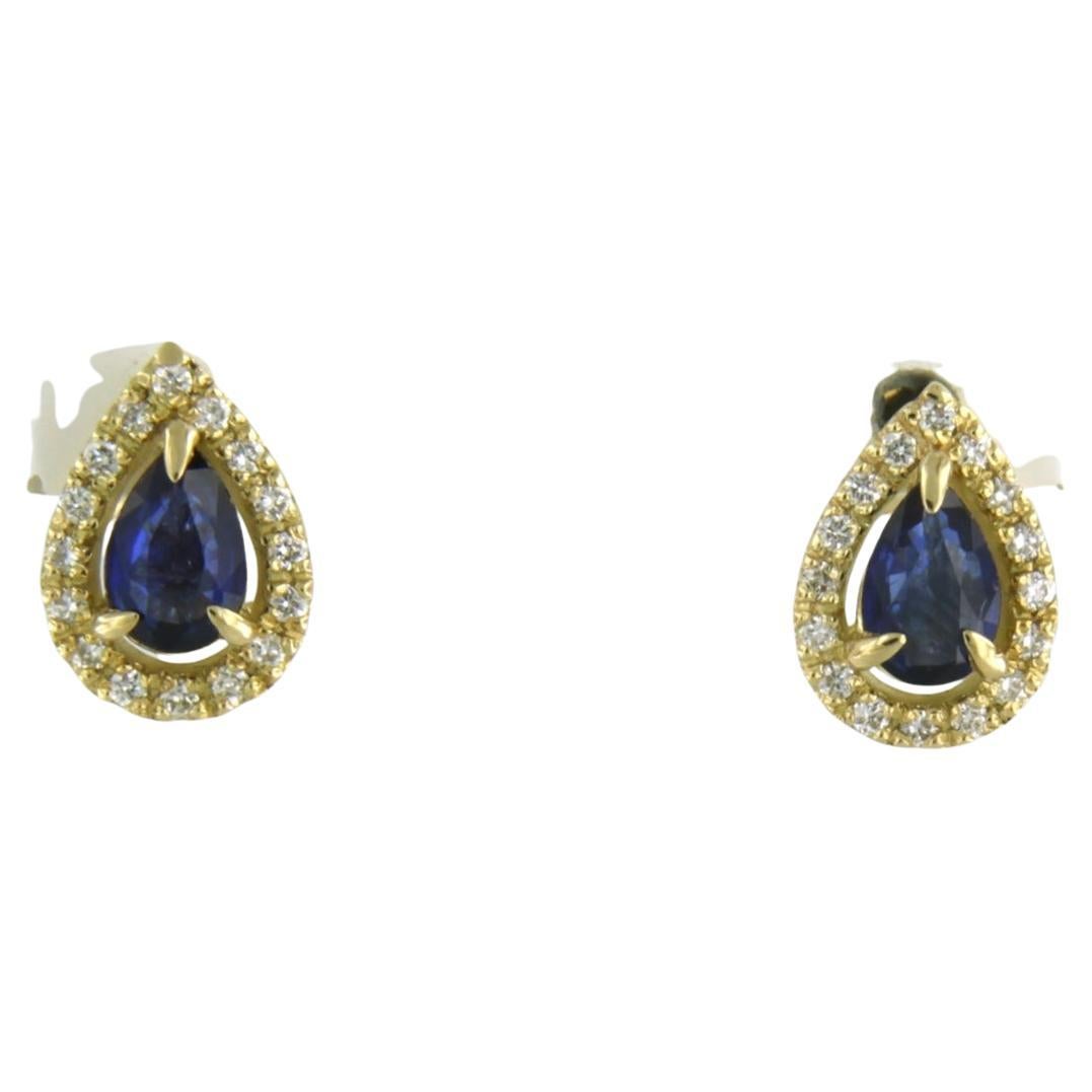 18 kt yellow gold entourage ear studs set with sapphire tot. 1.00 ct and entourage brilliant cut diamond up to 0.18 ct - F/G - VS/SI

detailed description:

the front of ear stud is 1.1 cm high by 7.8 mm wide

weight: 3.6 grams

occupied with :

- 2